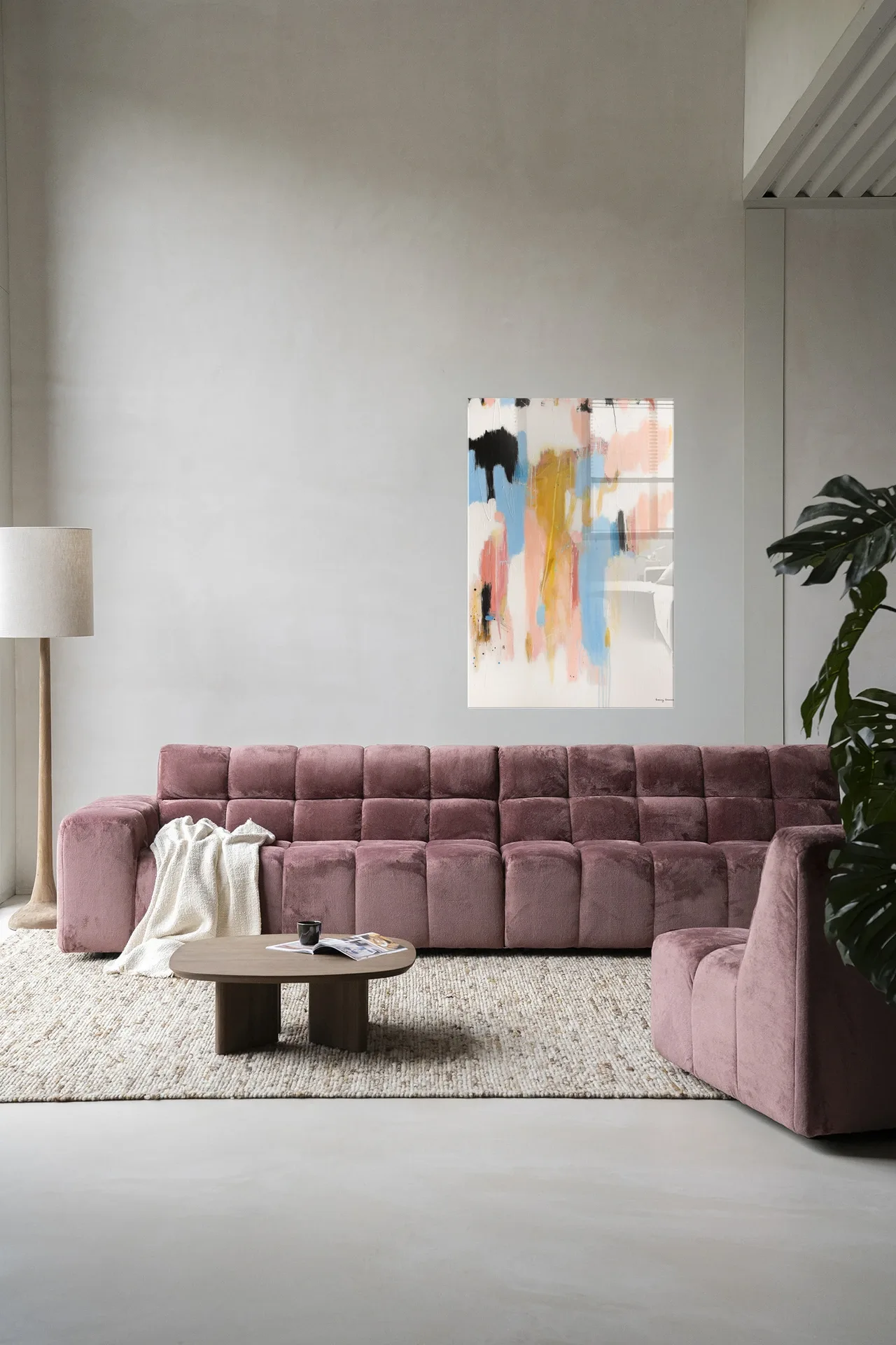 Wandkleed Better Days - Urban Cotton hangend boven een roze bank in een moderne woonkamer