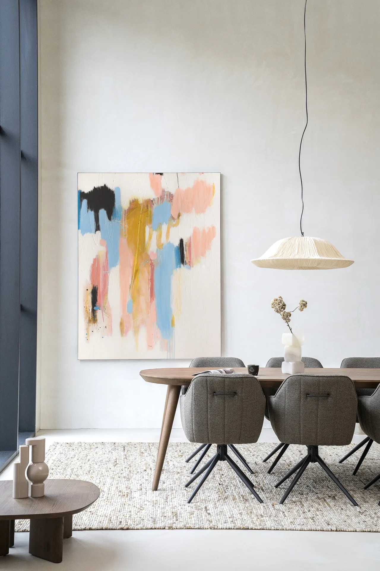 Wandkleed Better Days van Urban Cotton hangt in een moderne eetkamer met een houten eettafel en grijze stoelen