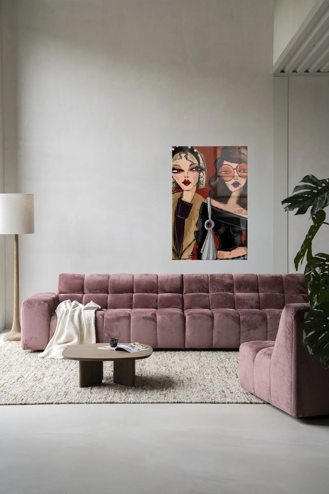 Ein rosa Sofa und Sessel vor einem weißen Wandteppich Fall Friends - Urban Cotton in einem Wohnzimmer