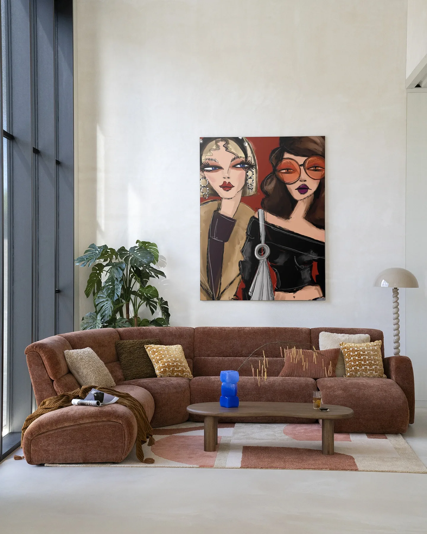 Wandteppich Fall Friends hängt über einem braunen Sofa in einem hellen Wohnzimmer mit Pflanze und Couchtisch - Urban Cotton