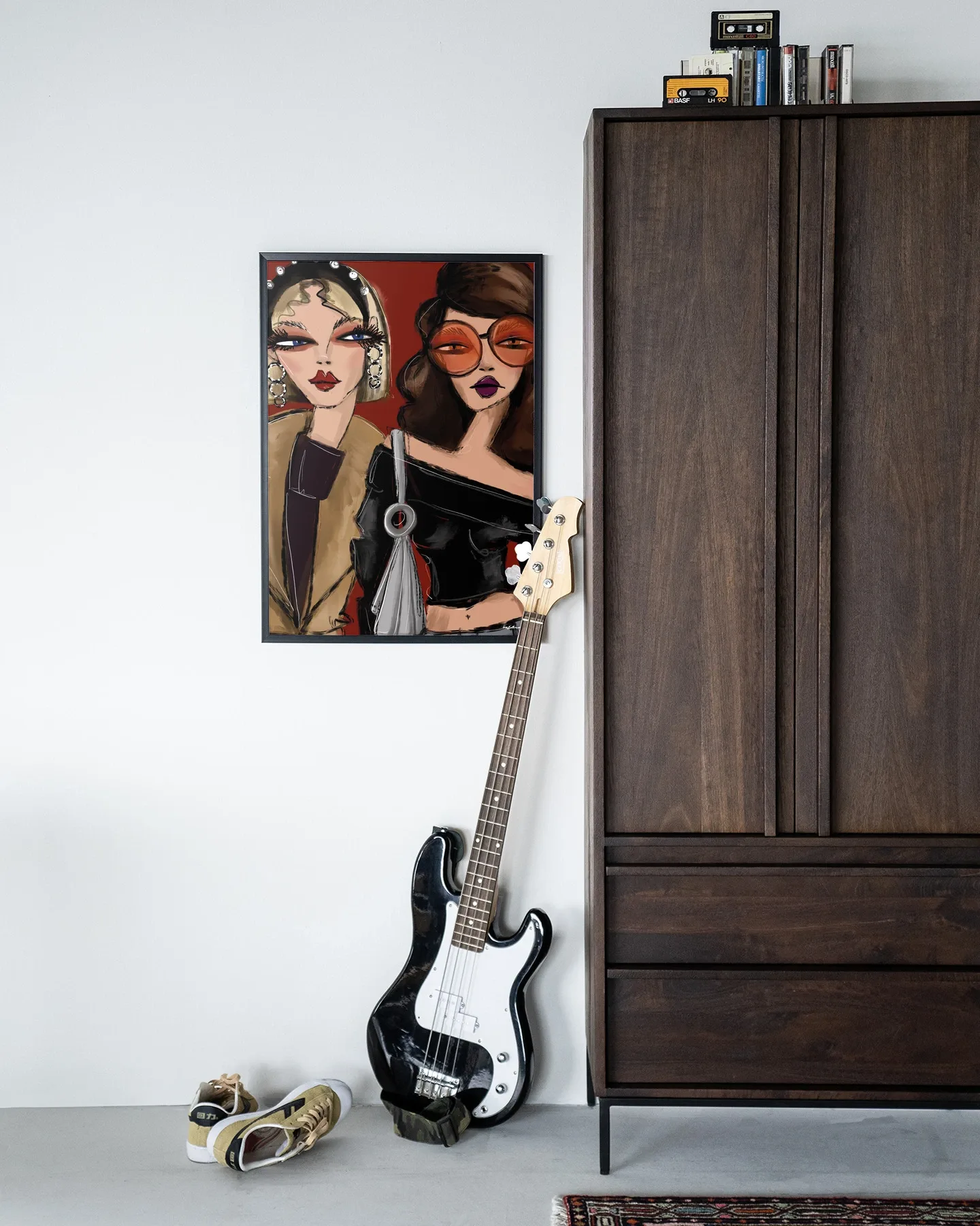 Wandteppich Fall Friends - Urban Cotton hängt an einer weißen Wand neben einem dunkelbraunen Schrank