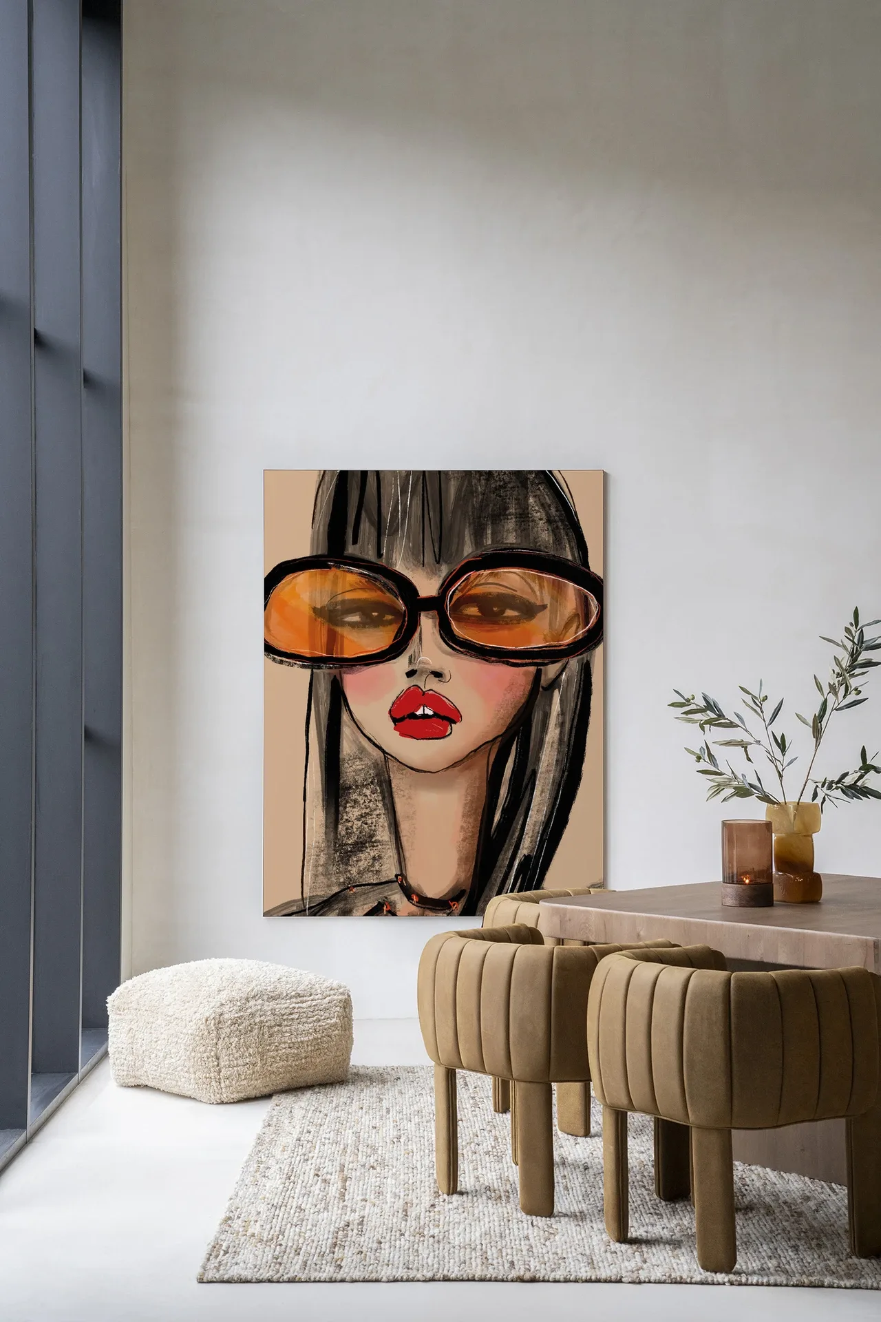 Wandkleed Sunny Orange - Urban Cotton hangt in een moderne, lichte eetkamer met houten tafel en stoelen
