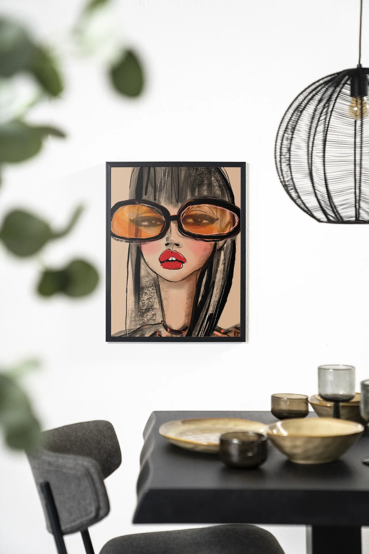 Wandkleed Sunny Orange - Urban Cotton hangt aan een witte muur boven een zwarte tafel