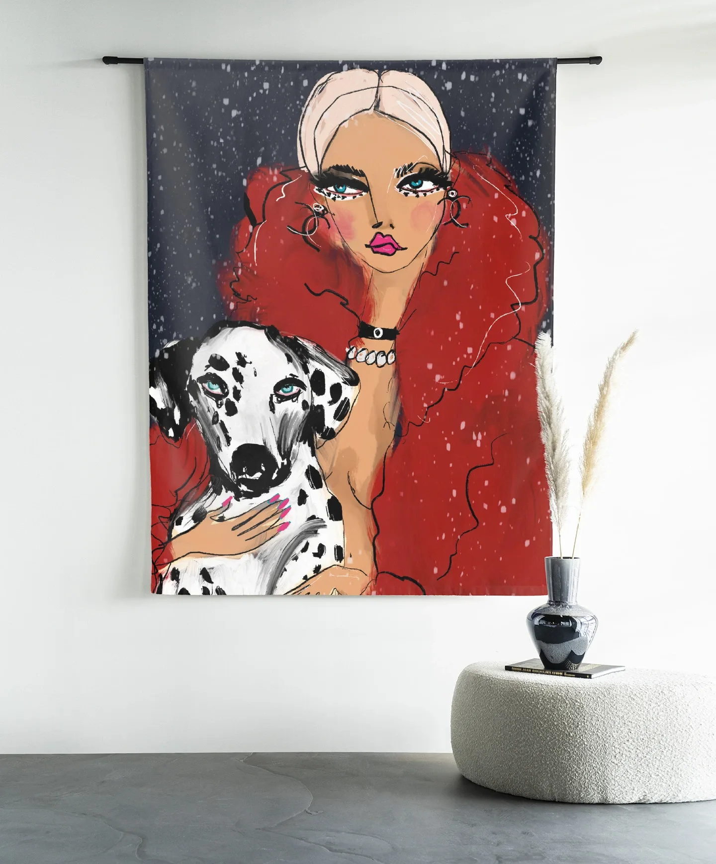Wandkleed Dotted Doggy hangt aan een zwarte roede aan een witte muur, met een poef en vaas ernaast - Urban Cotton