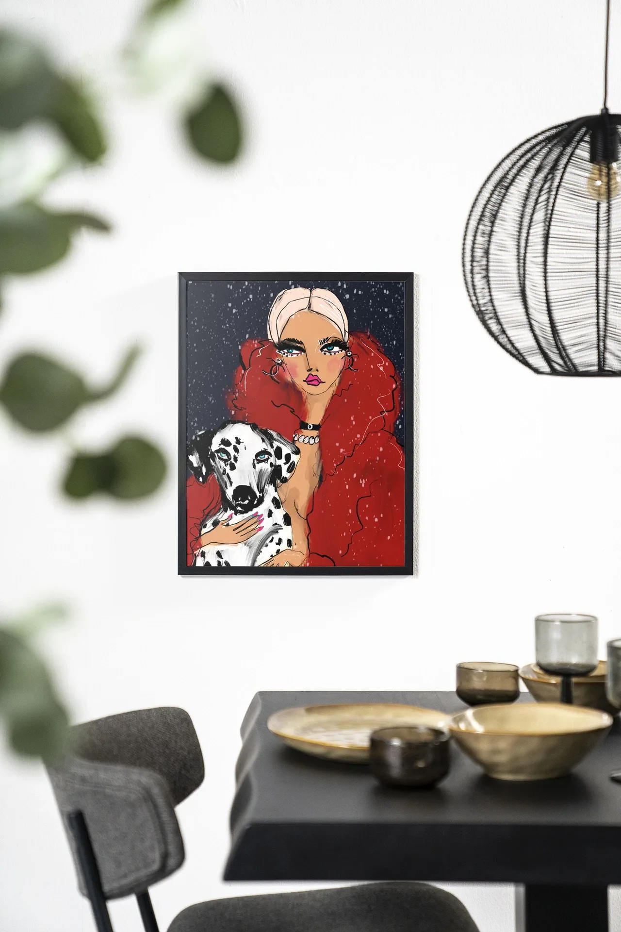 Een ingelijst Wandkleed Dotted Doggy - Urban Cotton hangt aan een witte muur boven een zwarte tafel