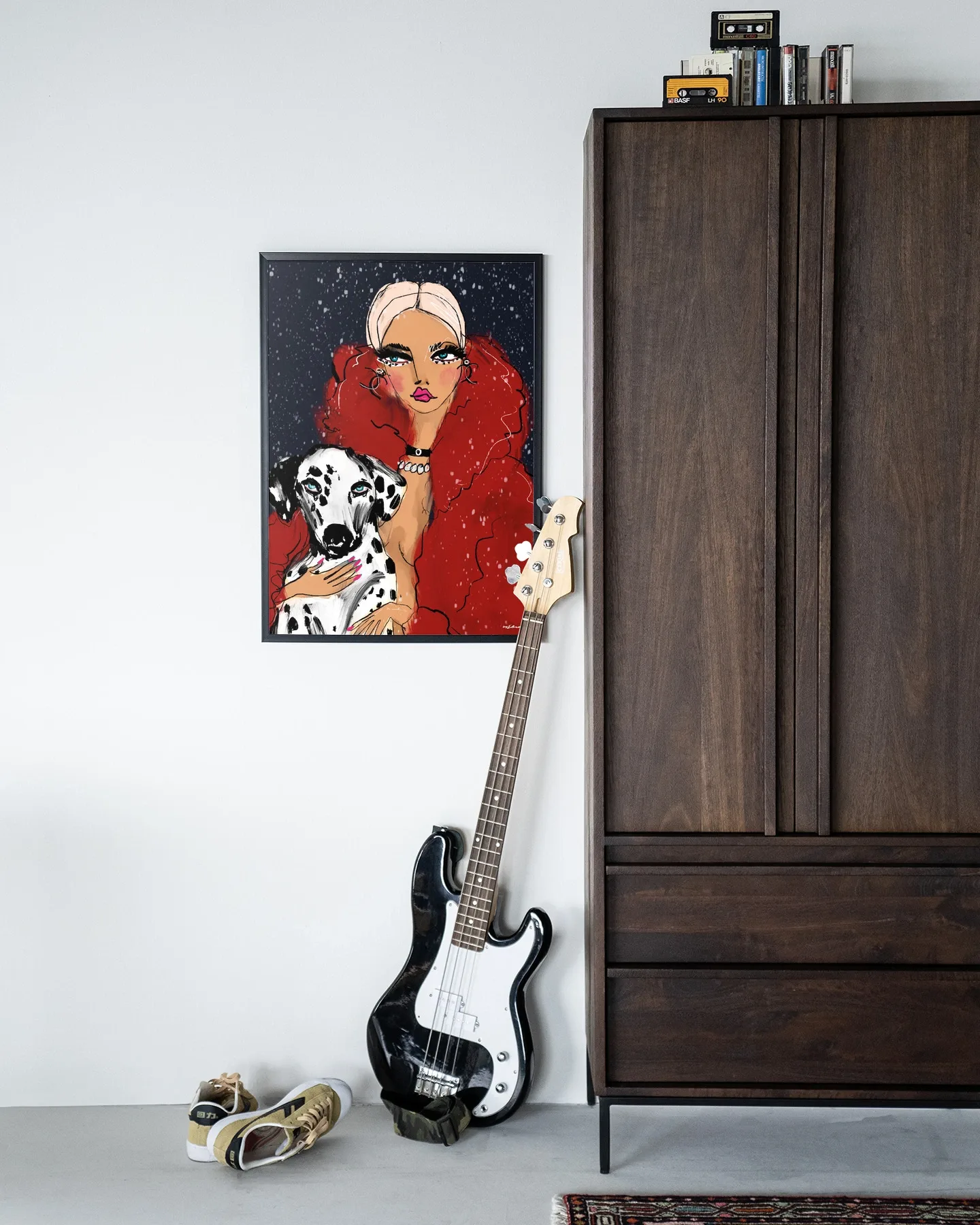 Wandkleed Dotted Doggy van Urban Cotton hangt aan een witte muur naast een donkerbruine kast