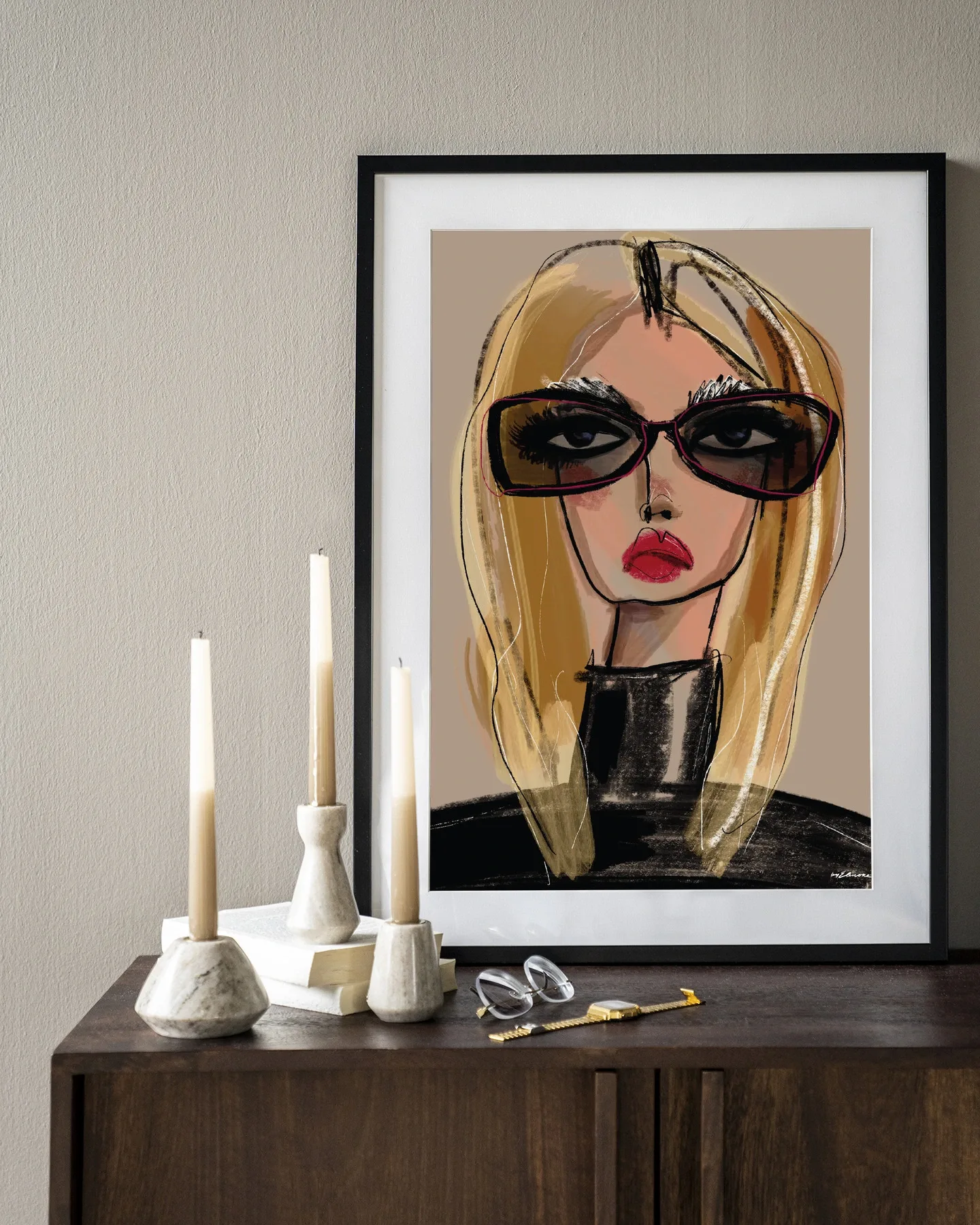 Wandkleed She Knows - Urban Cotton hangend boven een houten dressoir met kaarsen en bril