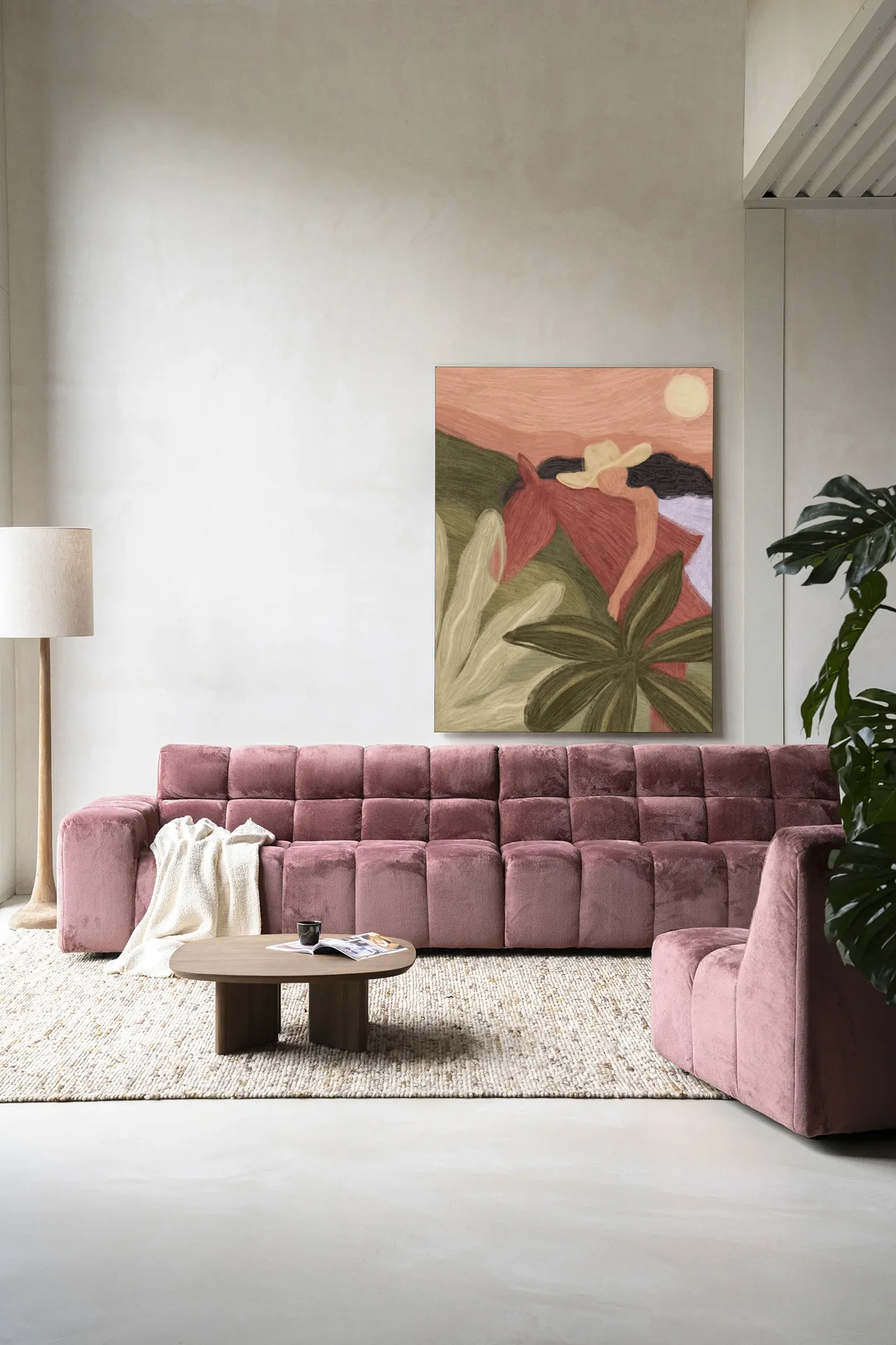 Wandkleed Horse Sunset - Urban Cotton hangend boven een roze bank in een moderne woonkamer