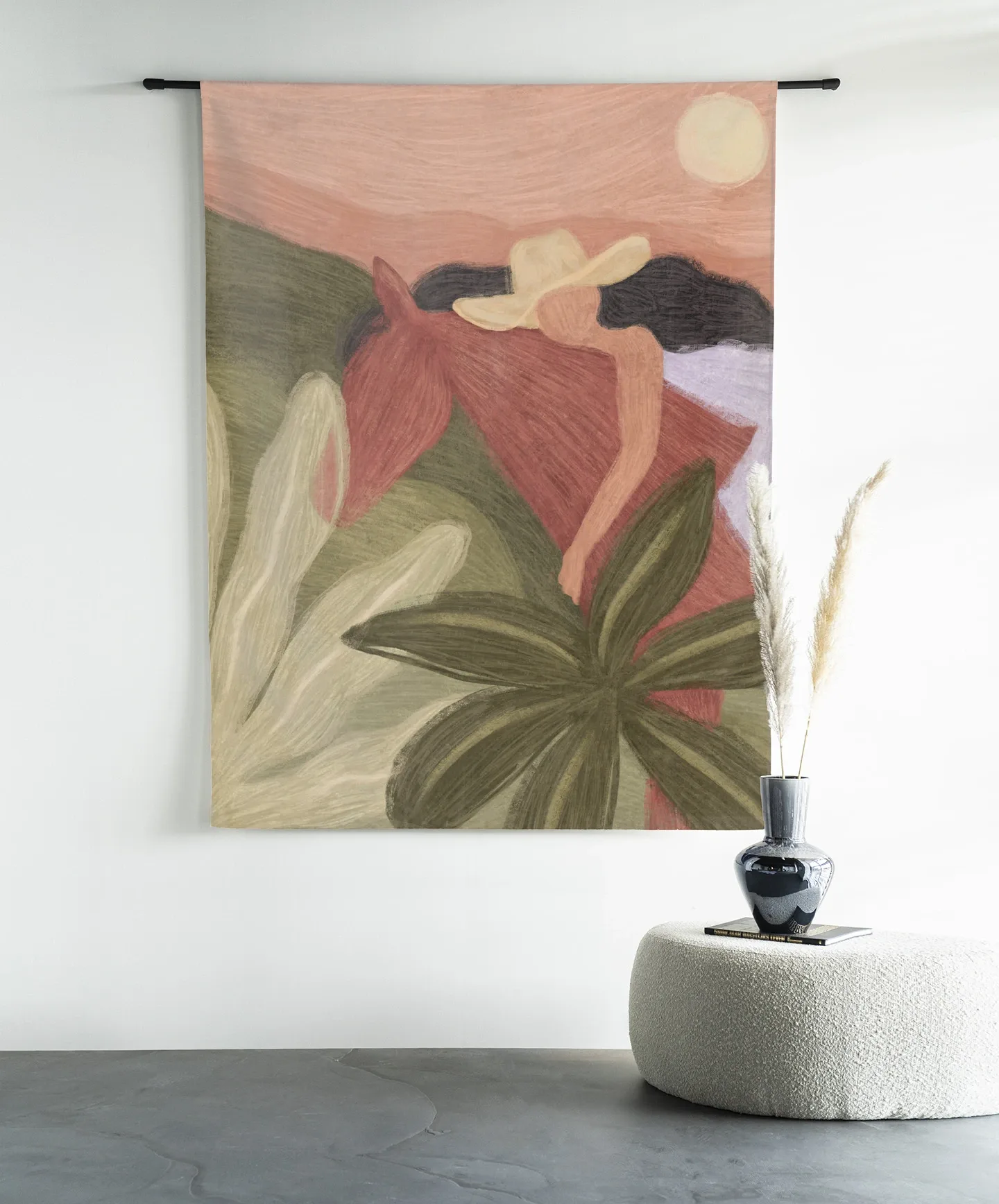 Wandkleed Horse Sunset - Urban Cotton hangend aan een zwarte roede boven een witte poef met vaas