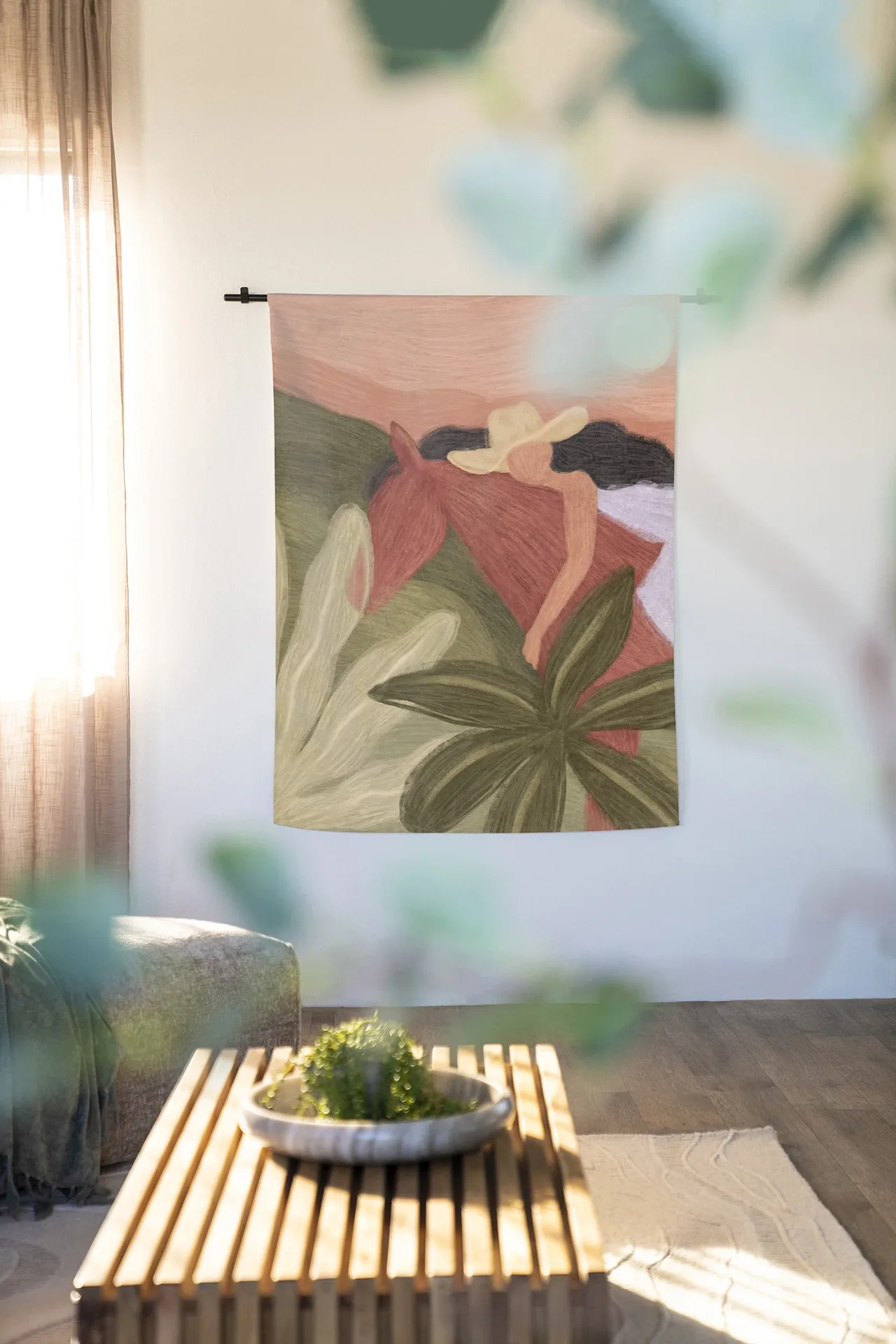 Wandkleed Horse Sunset hangt aan een zwarte roede aan een witte muur in een lichte woonkamer - Urban Cotton