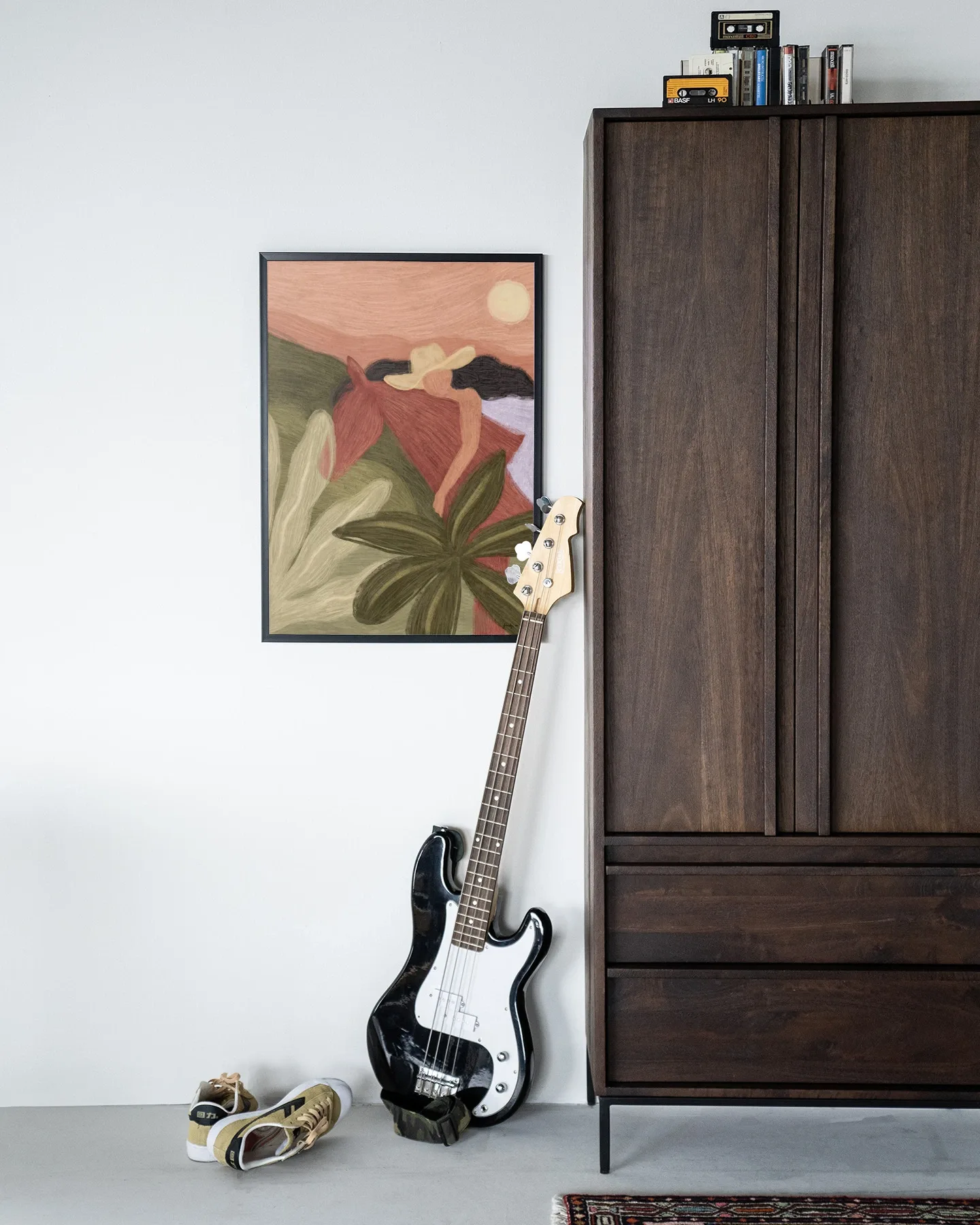 Wandkleed Horse Sunset - Urban Cotton hangend aan een witte muur, met een basgitaar en schoenen ervoor
