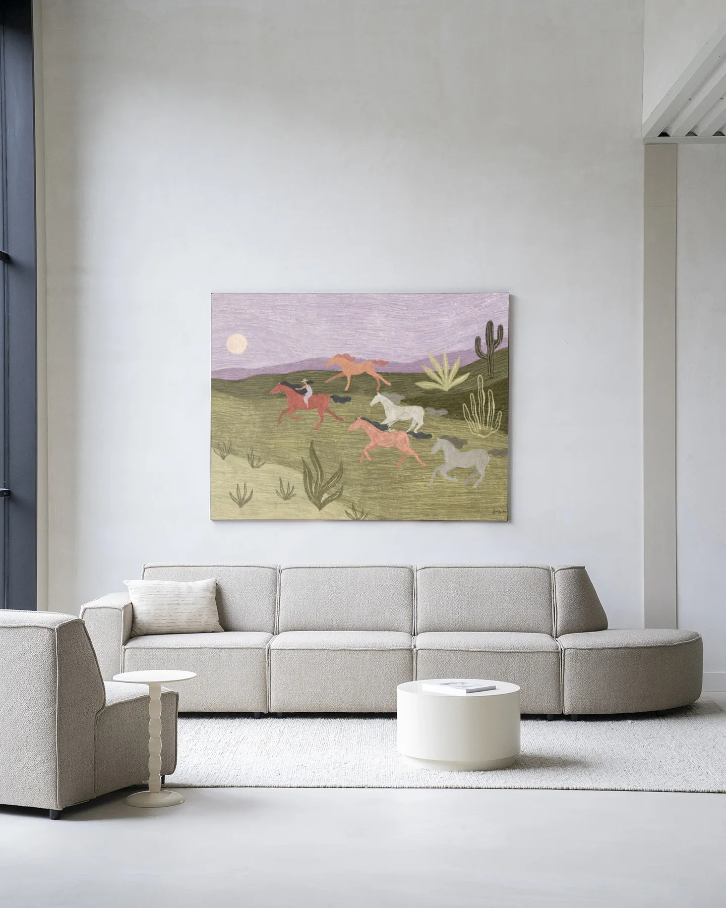 Wandkleed Running Horses - Urban Cotton hangt boven een bank in een lichte woonkamer