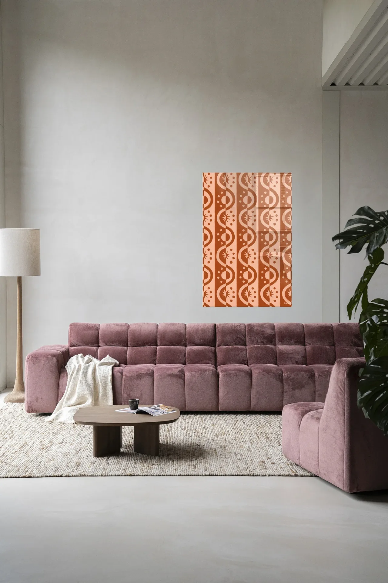Wandteppich Moon Blockprint an einer hellen Wand über einem rosa Sofa in einem modernen Wohnzimmer - Urban Cotton