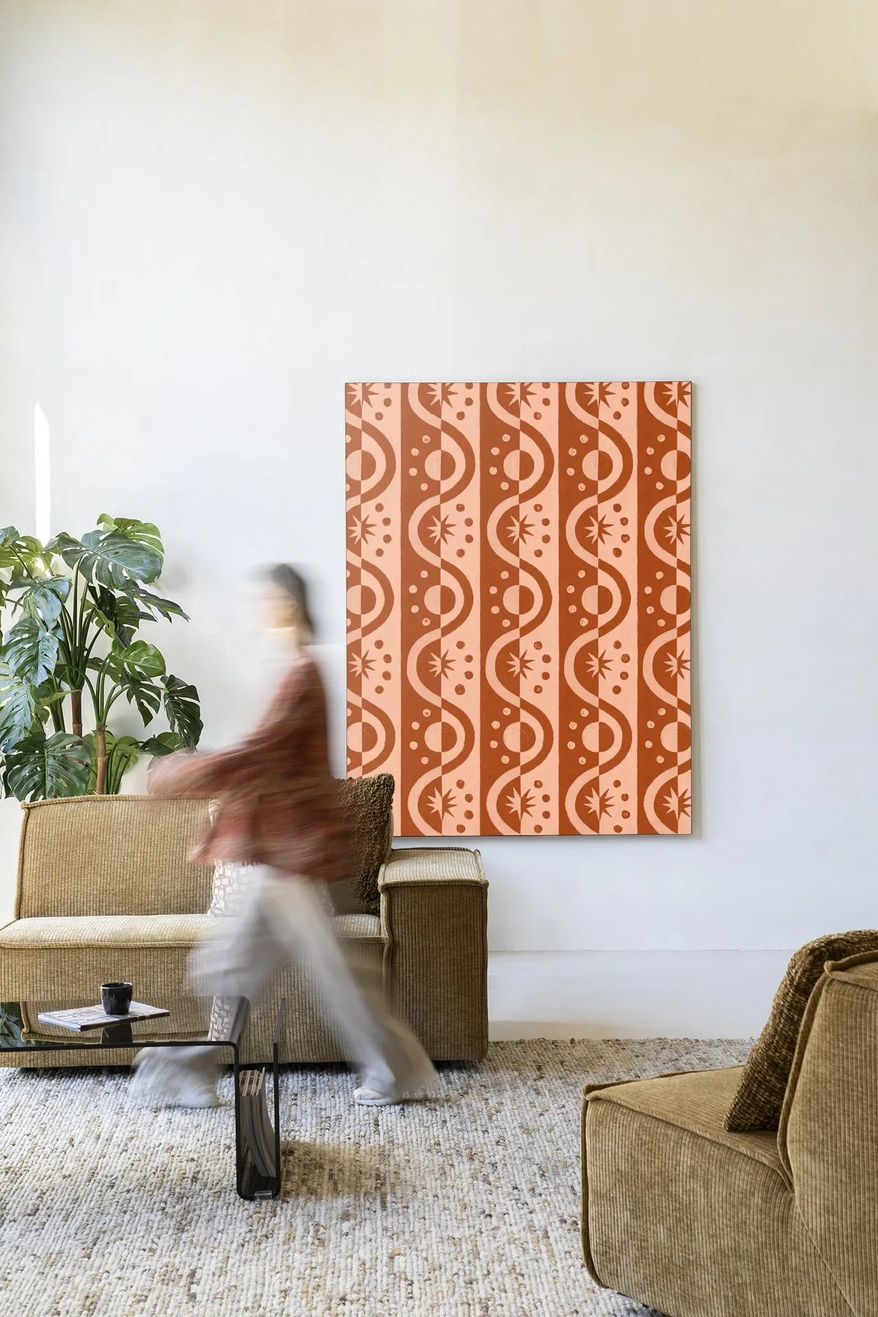 Wandteppich Moon Blockprint in einem hellen Wohnzimmer mit einer sich bewegenden Person und einem Sofa - Urban Cotton