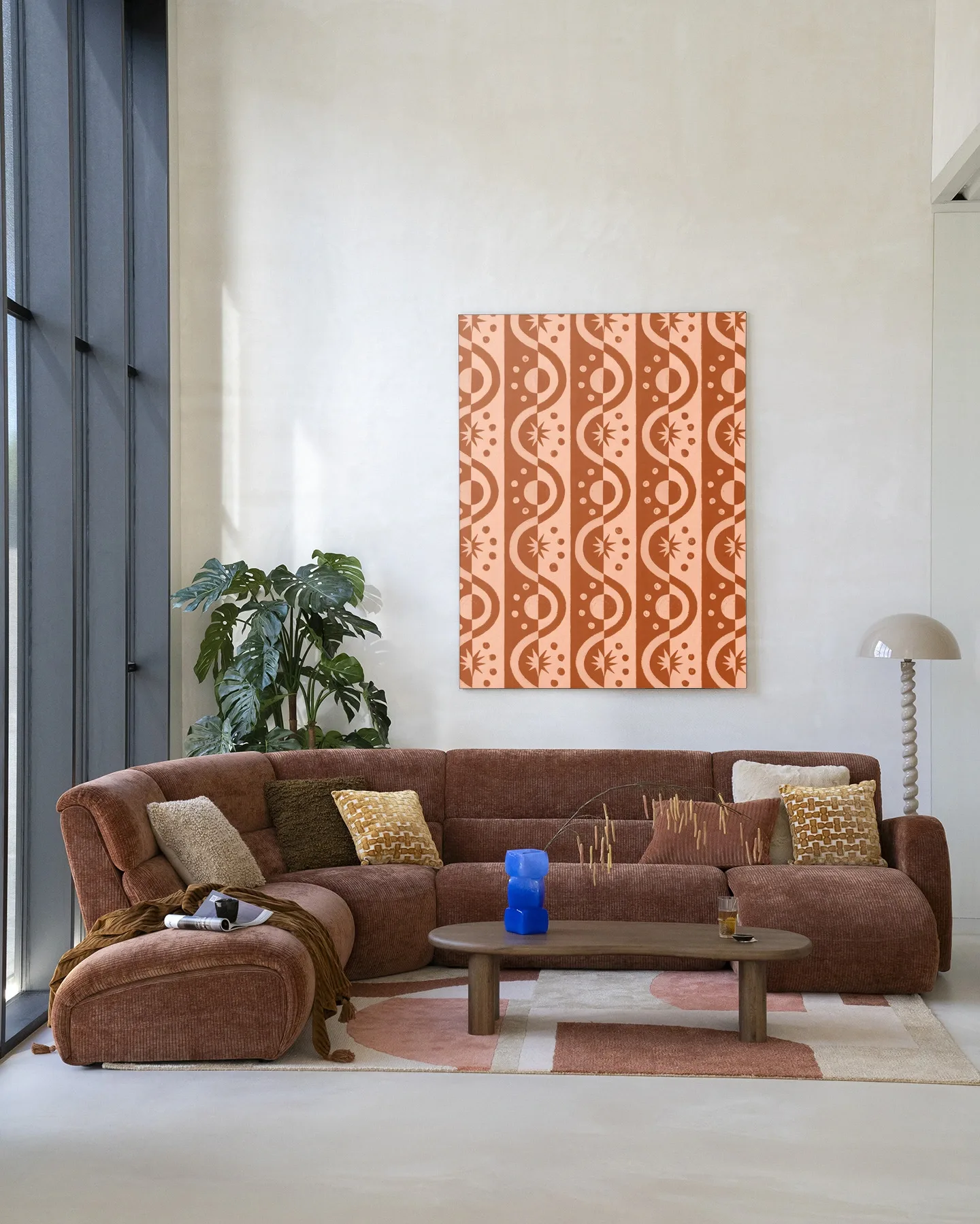 Wandteppich Moon Blockprint von Urban Cotton hängt an einer hellen Wand über einem braunen Sofa in einem Wohnzimmer