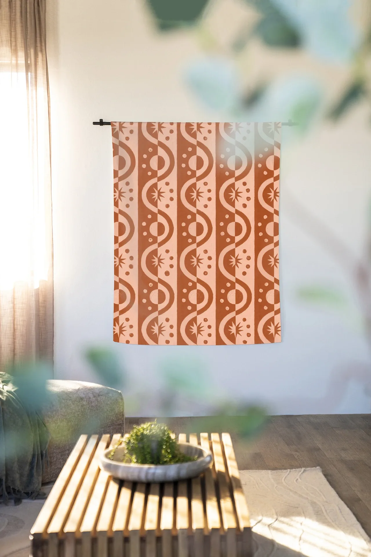 Wandteppich Moon Blockprint hängt an einer schwarzen Stange in einem hellen Wohnzimmer mit einem Couchtisch aus Holz - Urban Cotton
