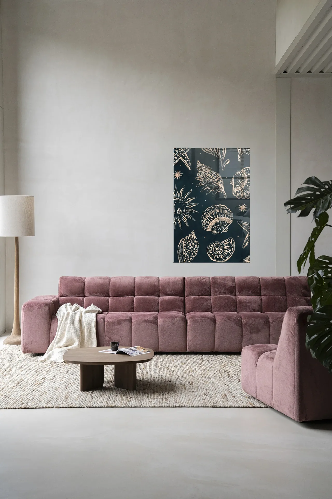 Wandkleed Seashells Midnight - Urban Cotton in een moderne woonkamer boven een roze bank
