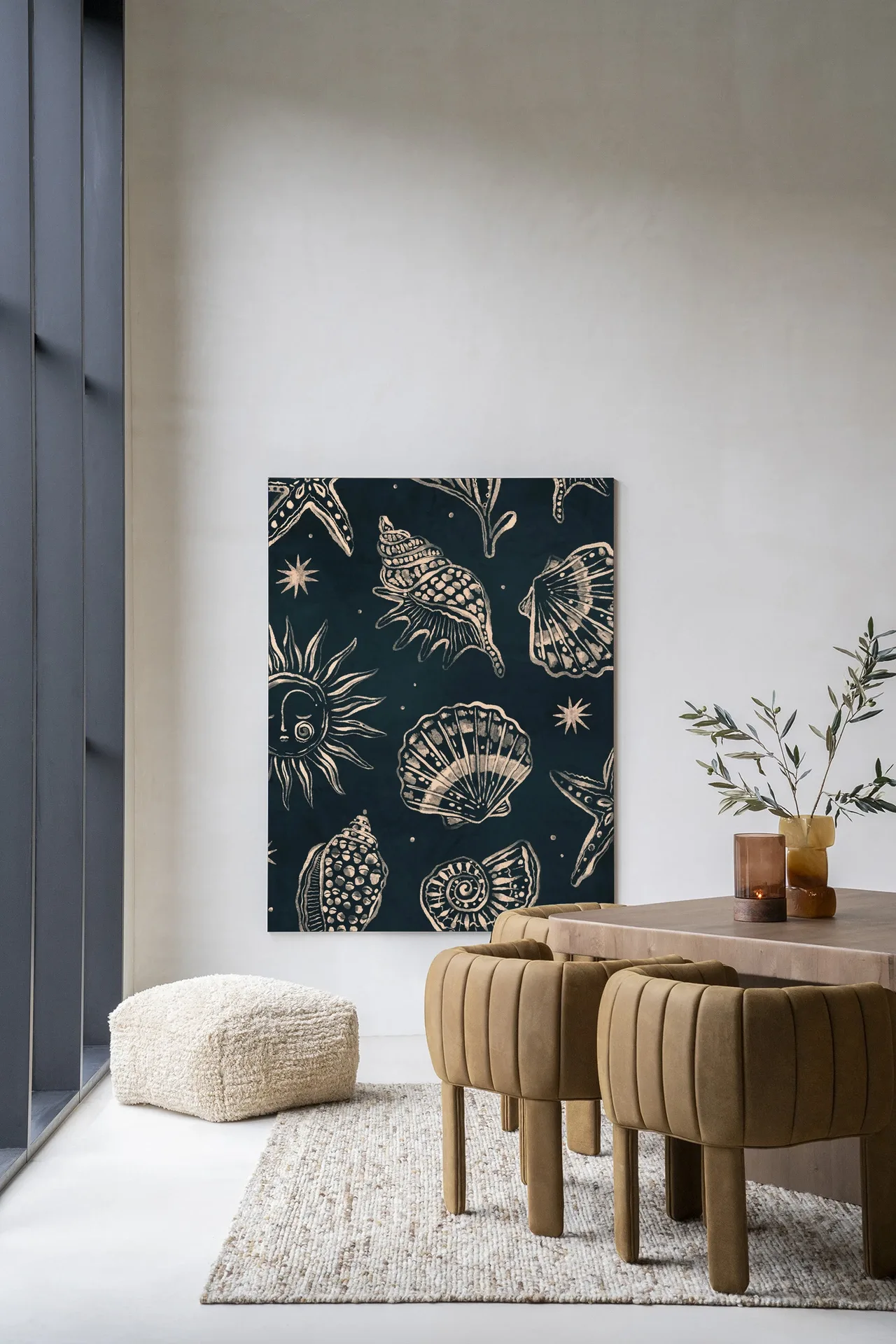 Wandkleed Seashells Midnight - Urban Cotton in een modern interieur met beige meubels en een wit vloerkleed