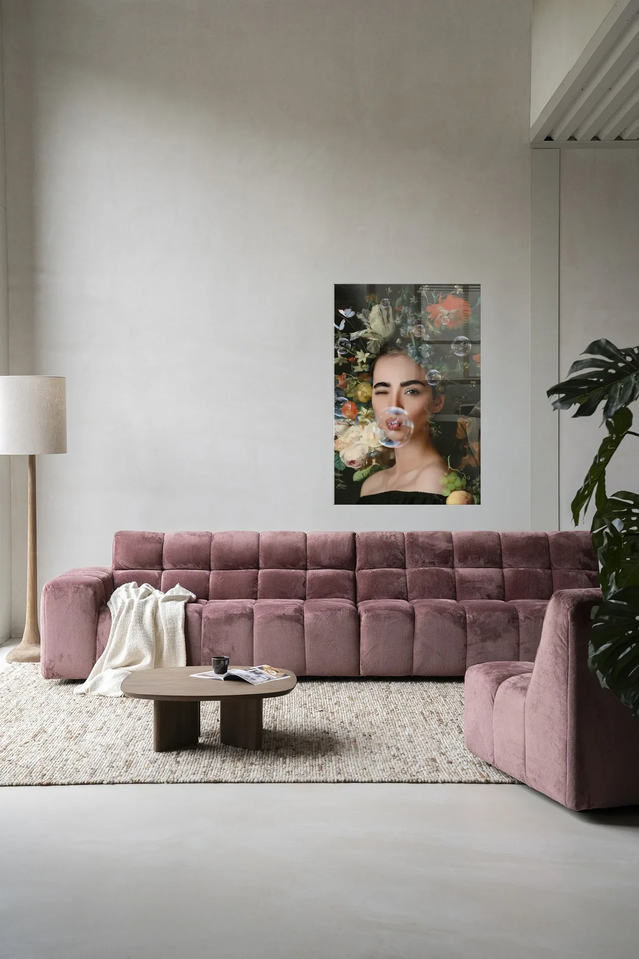Wandkleed Gifts Of Nature - Urban Cotton aan een lichte muur boven een roze bank