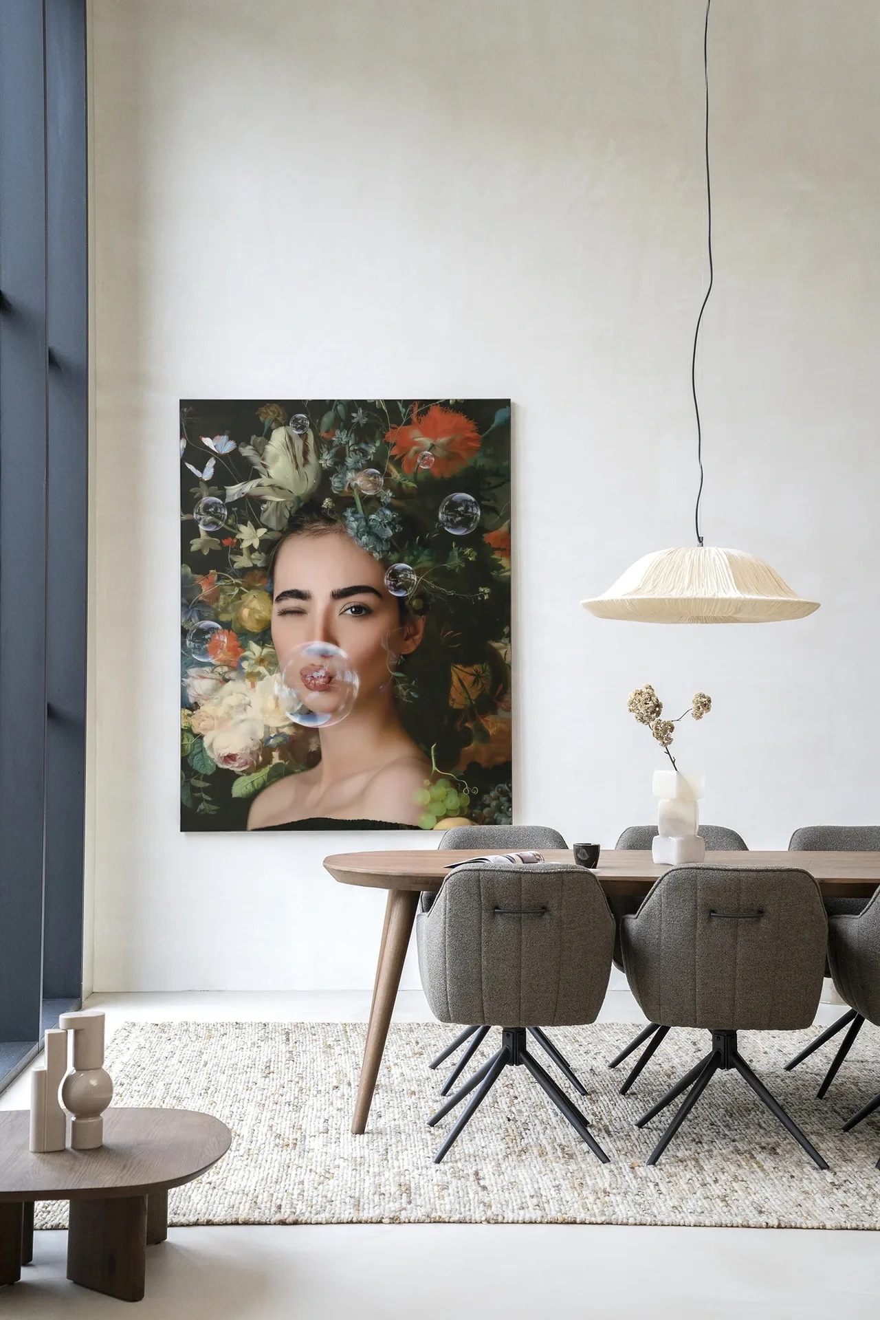 Wandkleed Gifts Of Nature van Urban Cotton in een moderne eetkamer met houten tafel en grijze stoelen