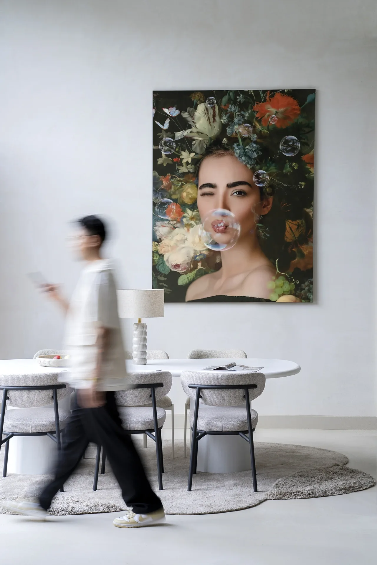 Wandkleed Gifts Of Nature - Urban Cotton hangend aan een witte muur in een modern interieur