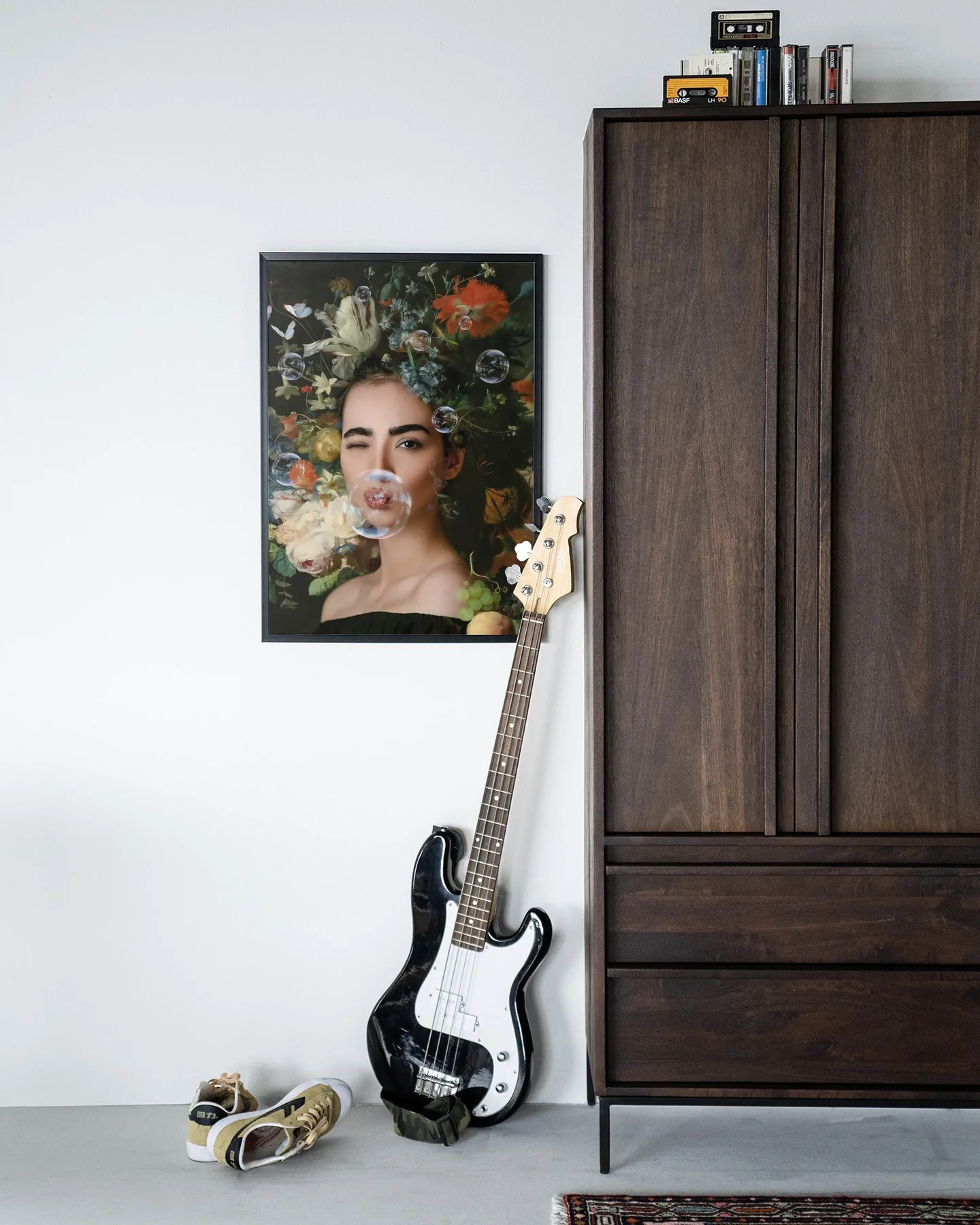 Wandkleed Gifts Of Nature - Urban Cotton hangt aan een witte muur naast een donkerbruine kast