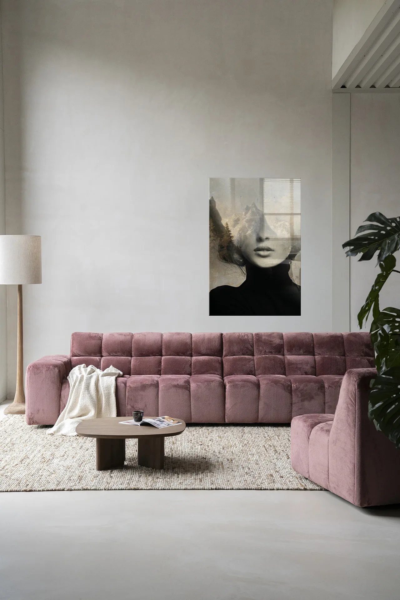 Wandkleed Head In The Sky hangt boven een roze bank in een moderne woonkamer - Urban Cotton