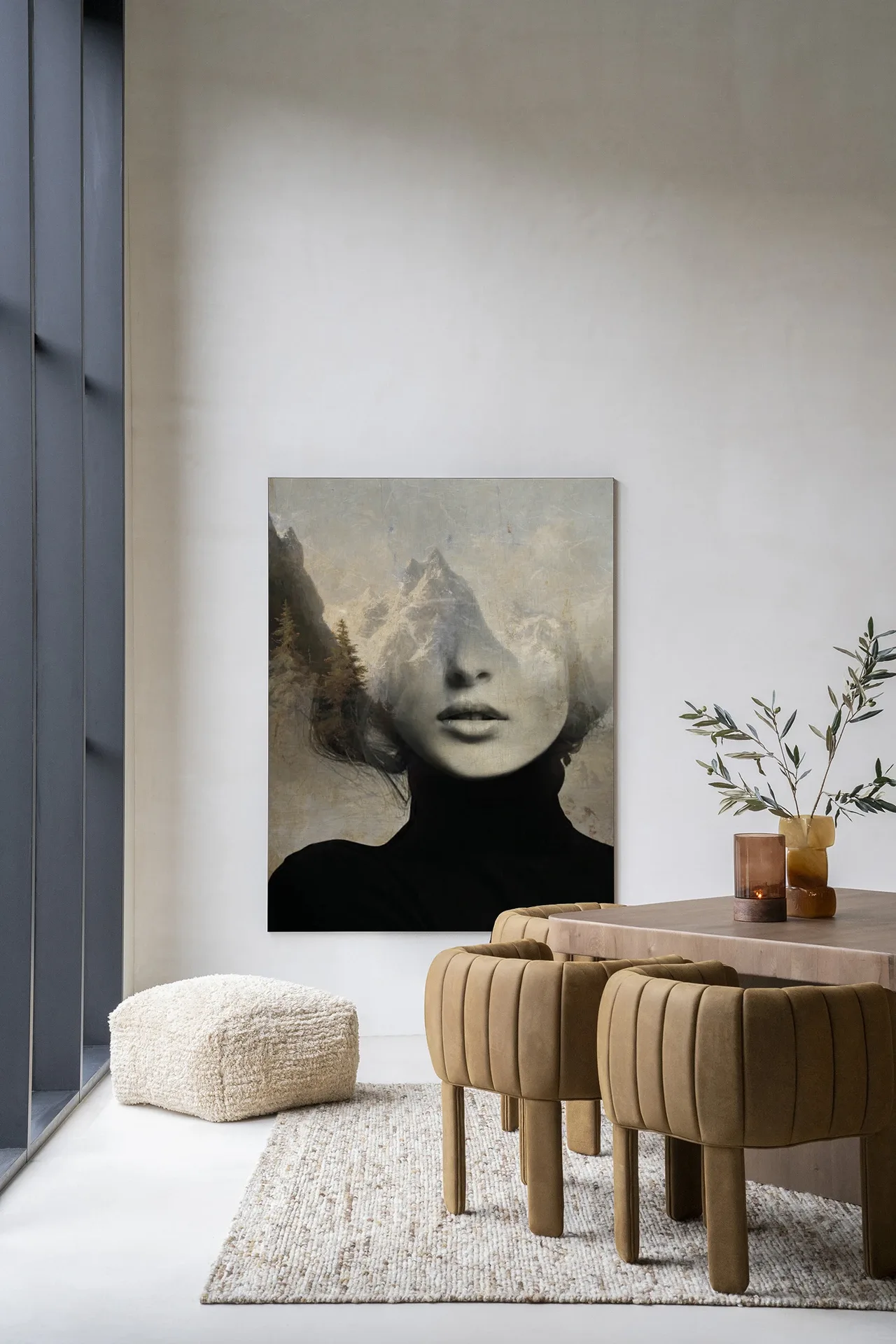 Wandkleed Head In The Sky in een moderne woonkamer met een poef, vloerkleed en stoelen - Urban Cotton