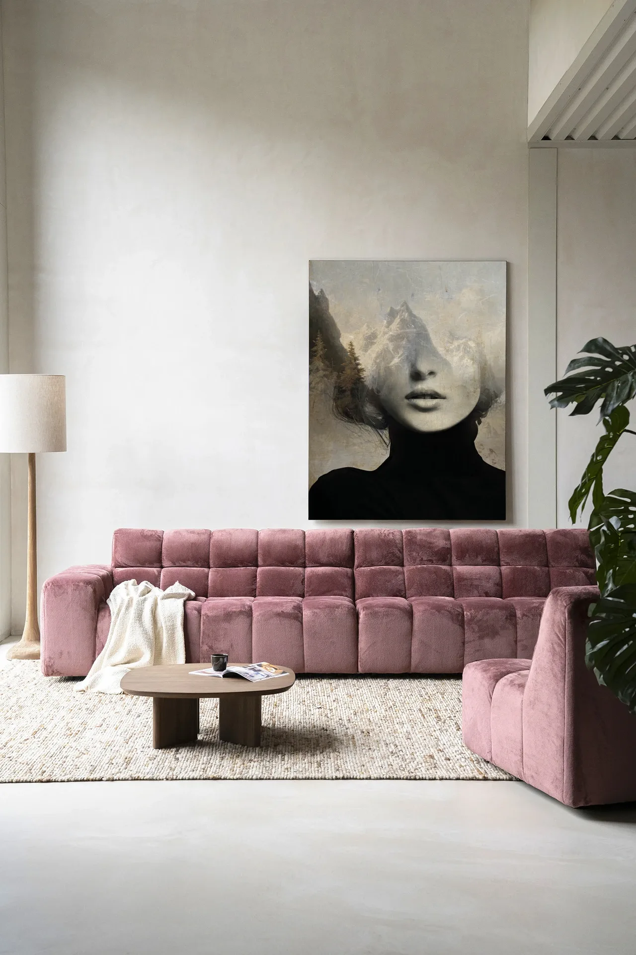 Wandkleed Head In The Sky - Urban Cotton boven een roze bank in een moderne woonkamer