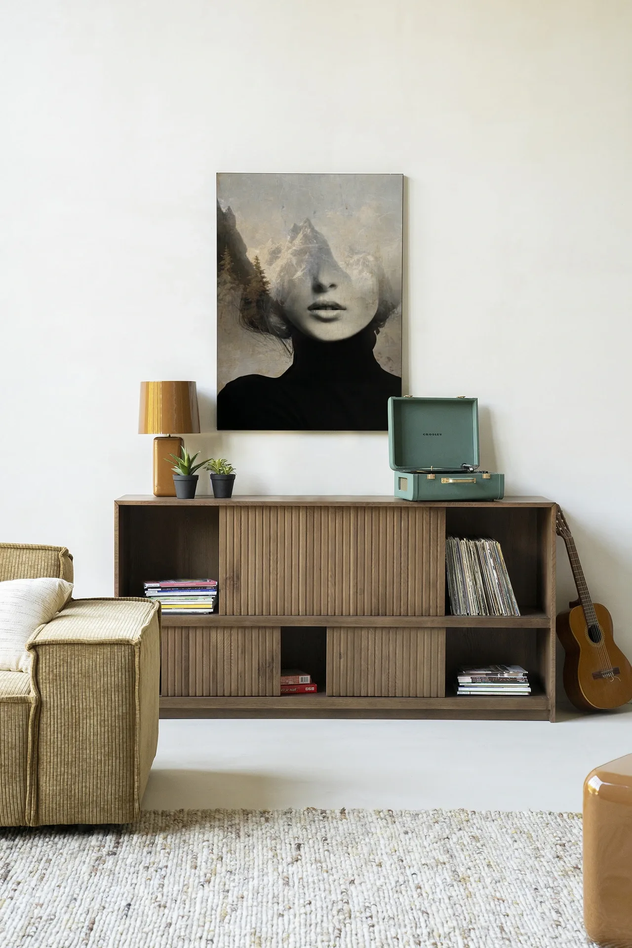 Wandkleed Head In The Sky - Urban Cotton hangend boven een houten dressoir in een lichte woonkamer