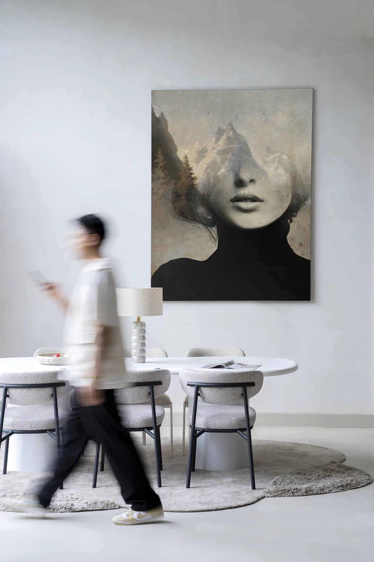 Wandkleed Head In The Sky - Urban Cotton hangt aan een witte muur in een moderne eetkamer