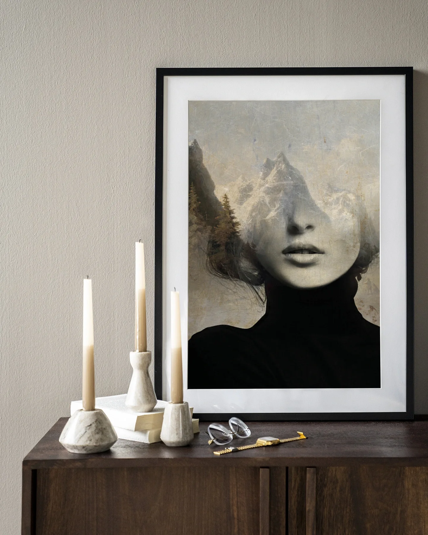 Wandkleed Head In The Sky - Urban Cotton in een zwarte lijst, hangend boven een houten dressoir met kaarsen