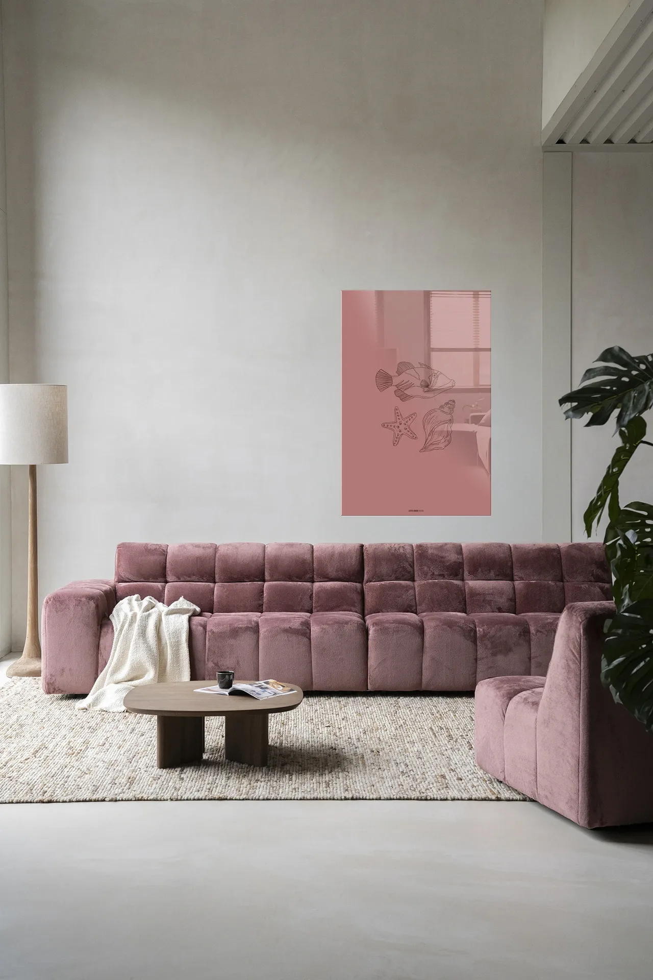 Wandkleed Tres Pisces - Urban Cotton in een moderne woonkamer boven een roze bank