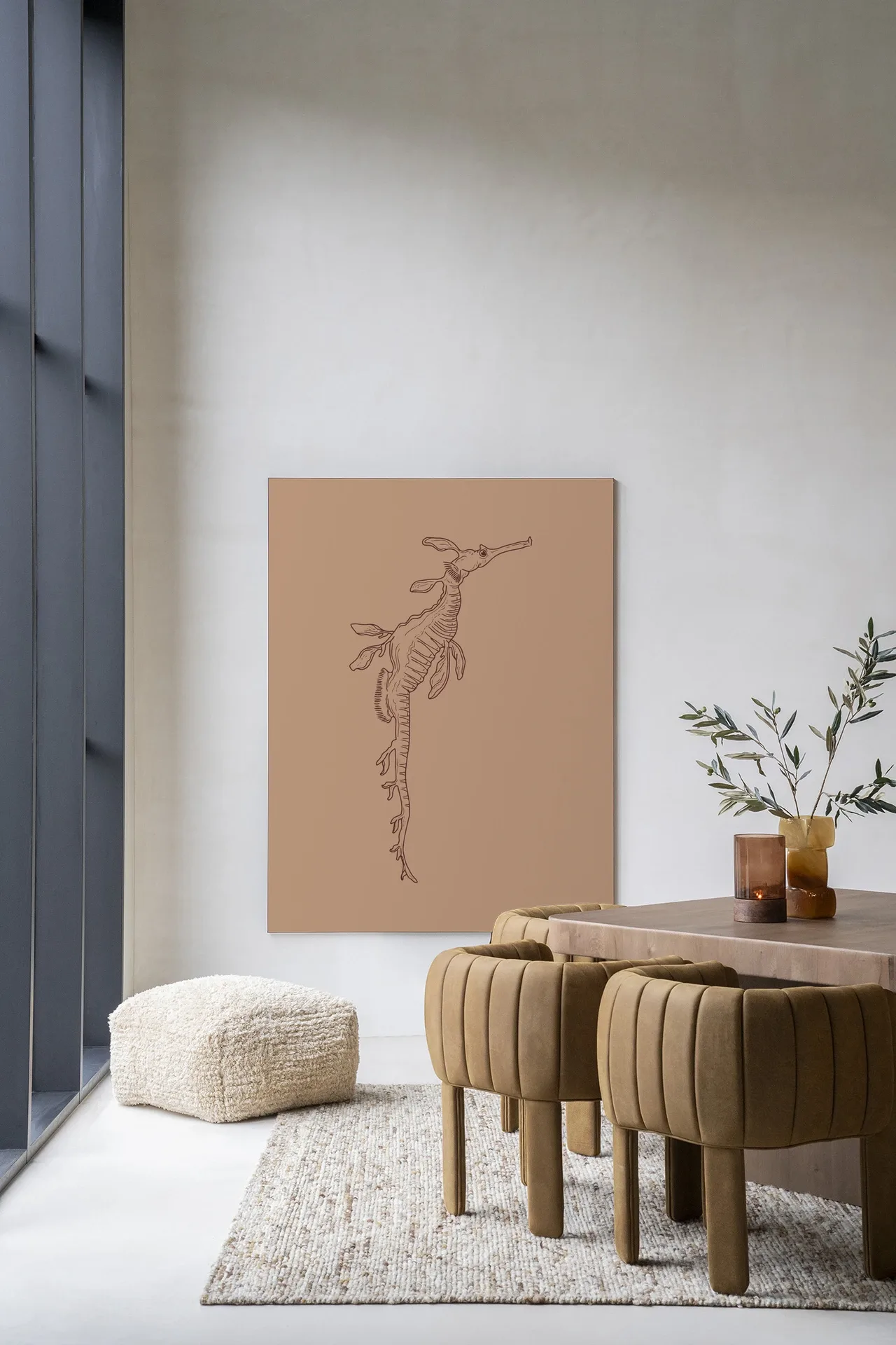 Wandteppich Lau Lau - Urban Cotton hängt an einer hellen Wand in einem modernen Interieur