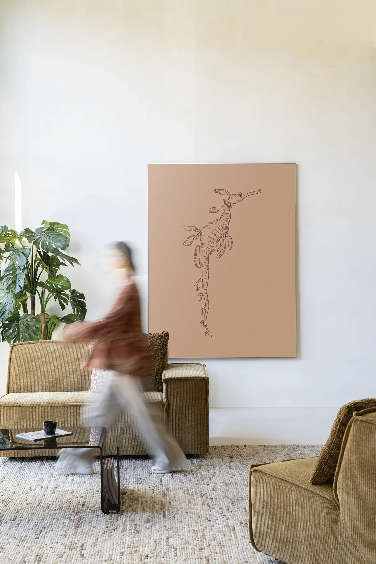 Wandteppich Lau Lau - Urban Cotton in einem hellen Wohnzimmer mit einer Person in Bewegung