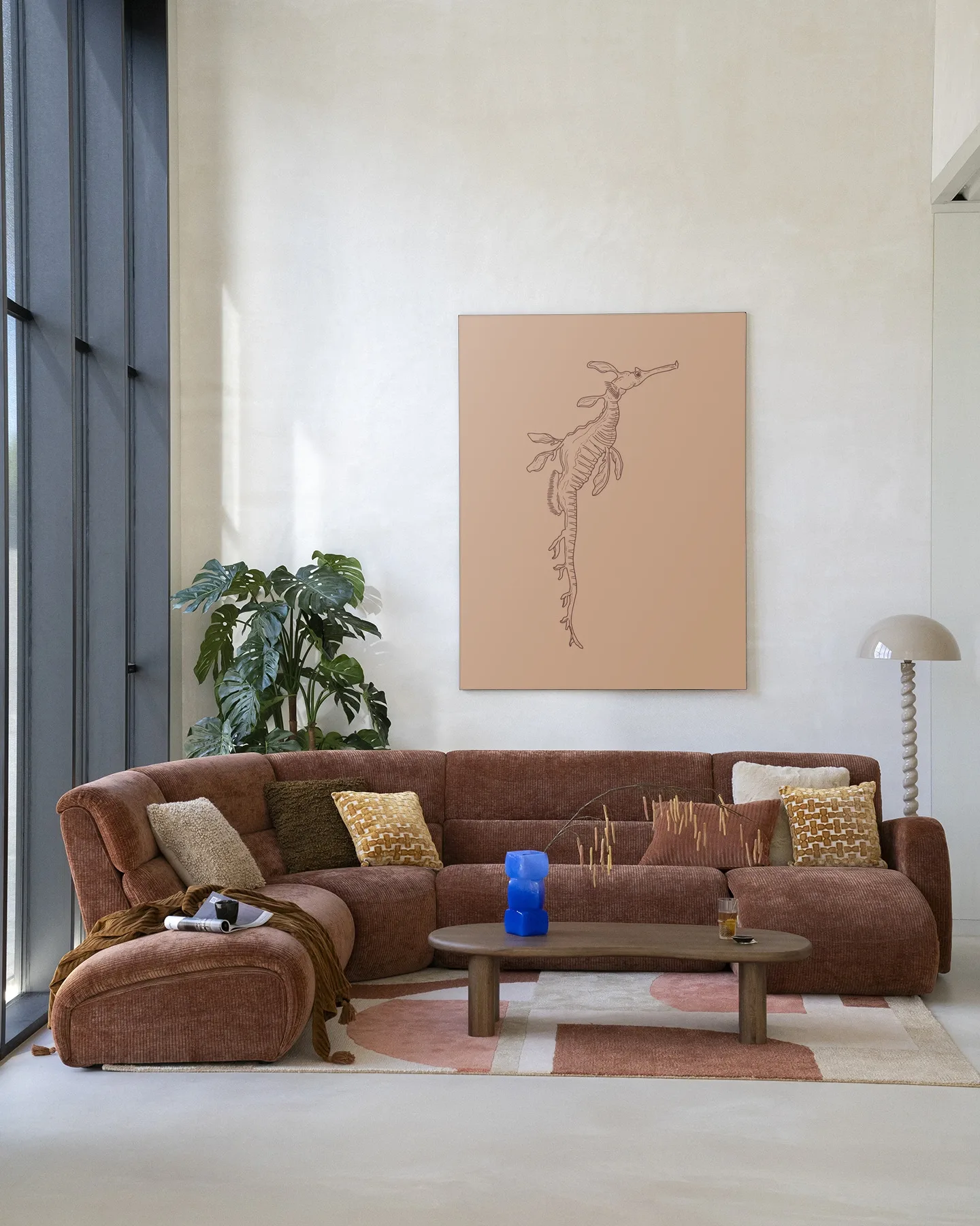 Wandteppich Lau Lau - Urban Cotton in einem modernen Wohnzimmer über einem braunen Sofa