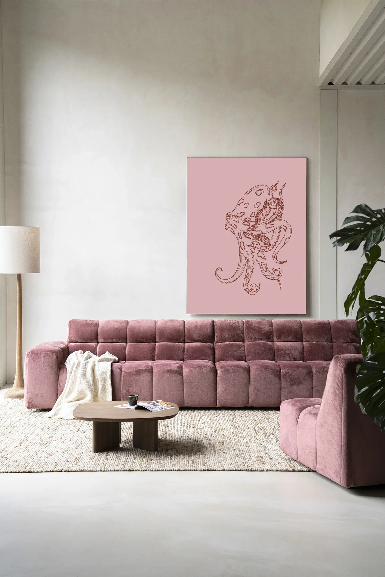 Wandkleed Polypus - Urban Cotton hangt boven een roze bank in een moderne woonkamer