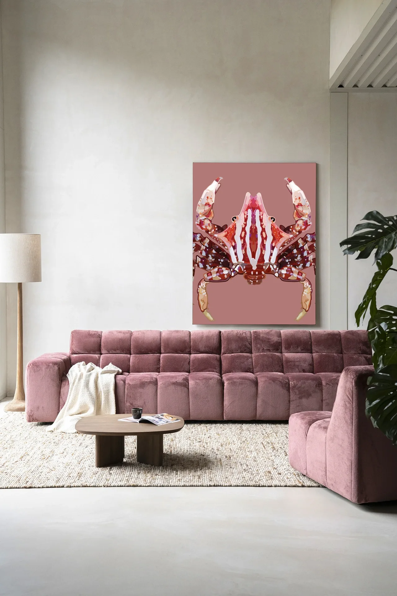 Wandkleed Villo Donus aan een lichte muur boven een roze bank in een moderne woonkamer - Urban Cotton