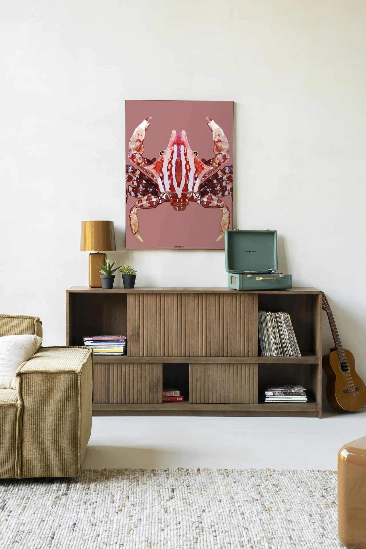 Wandkleed Villo Donus - Urban Cotton hangt boven een houten dressoir met een platenspeler en decoratie