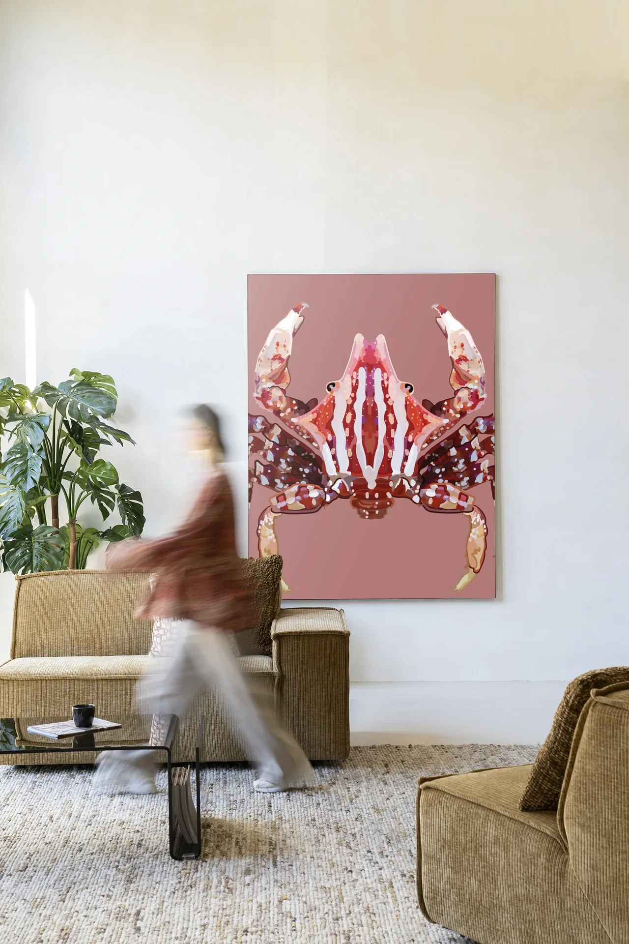 Wandkleed Villo Donus - Urban Cotton hangt aan een witte muur in een modern interieur