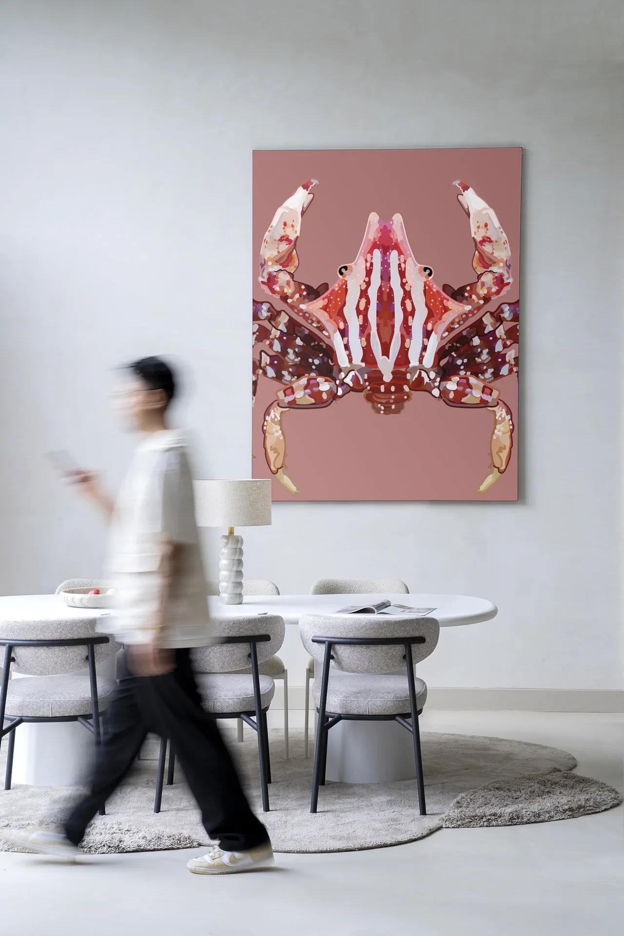 Wandkleed Villo Donus - Urban Cotton, in een moderne eetkamer met een persoon die voorbij loopt