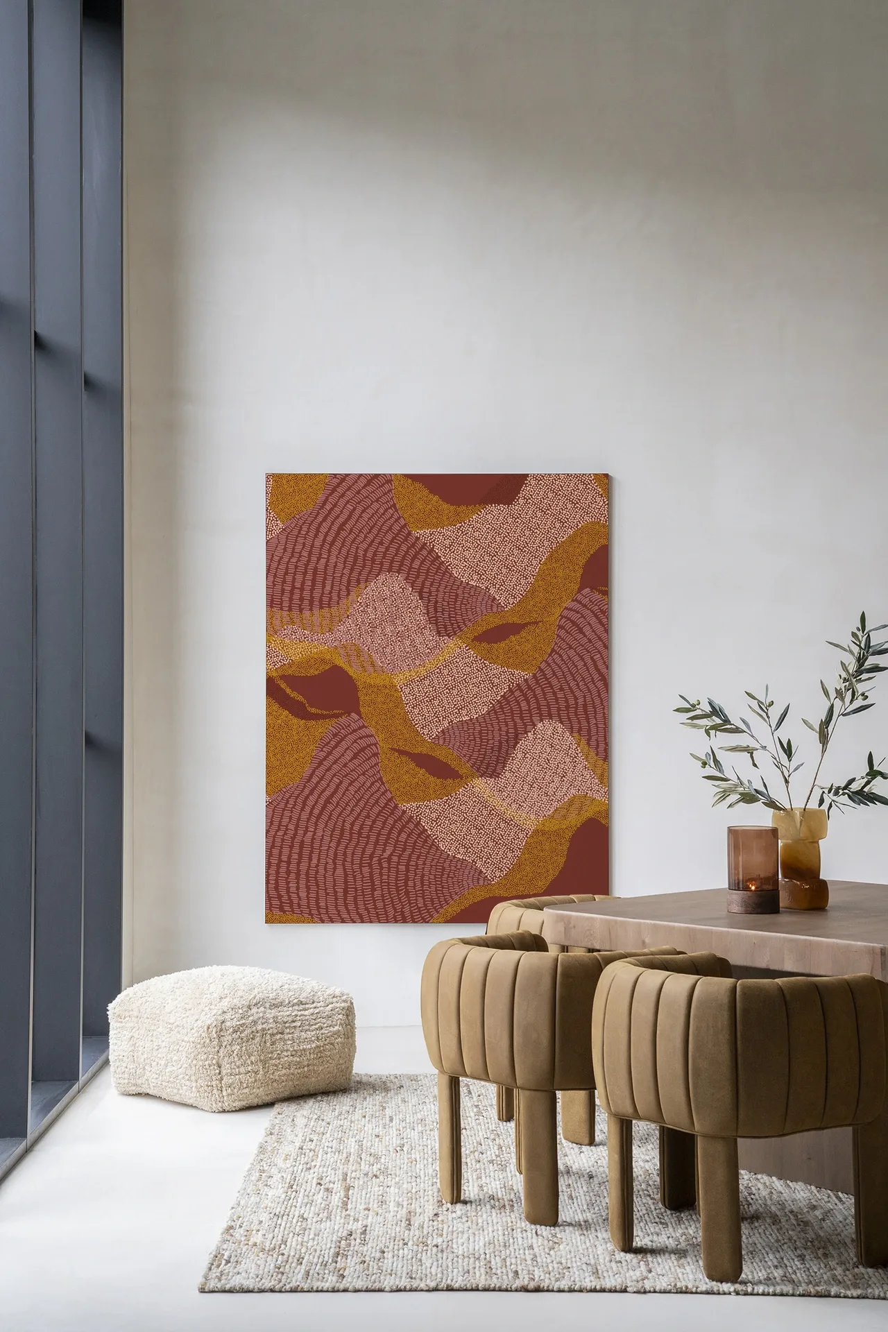 Wandkleed La Ondas - Urban Cotton in een modern interieur met een bankje en stoelen
