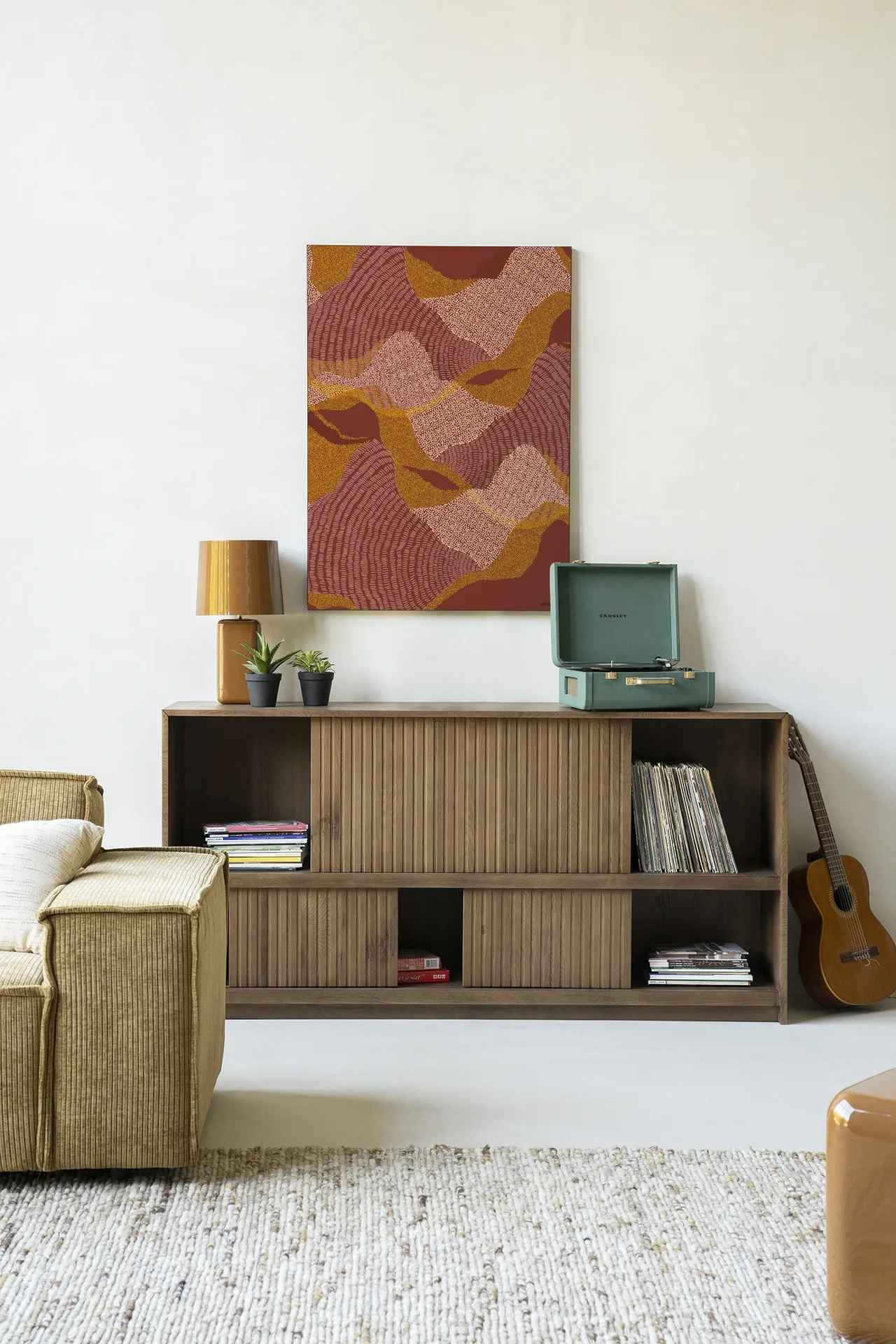 Wandkleed La Ondas - Urban Cotton hangend boven een houten dressoir in een woonkamer