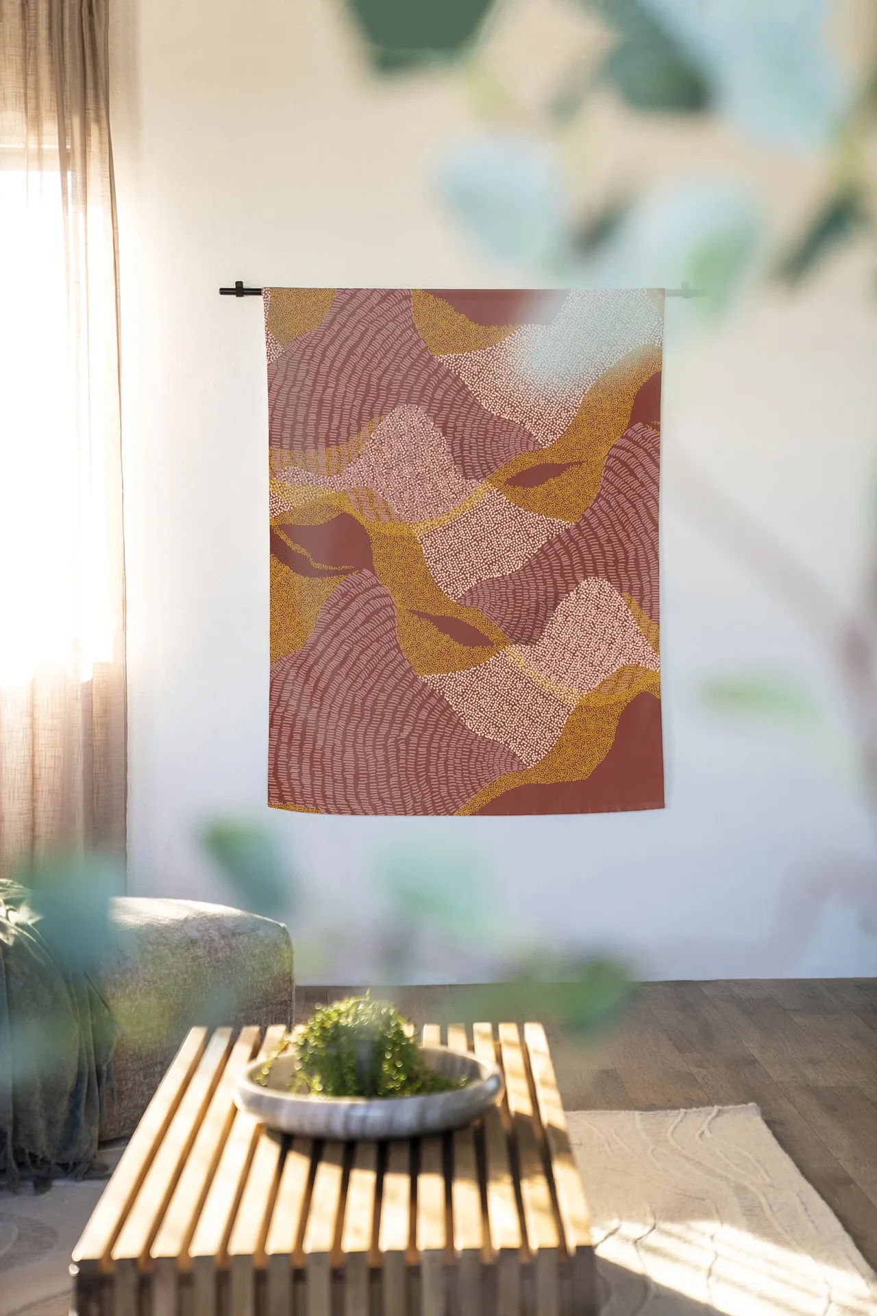 Wandkleed La Ondas hangend aan een zwarte roede in een lichte woonkamer met houten salontafel - Urban Cotton