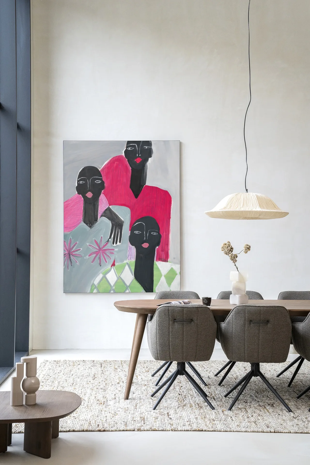 Wandkleed We Are Family van Urban Cotton in een moderne eetkamer met houten tafel en stoelen