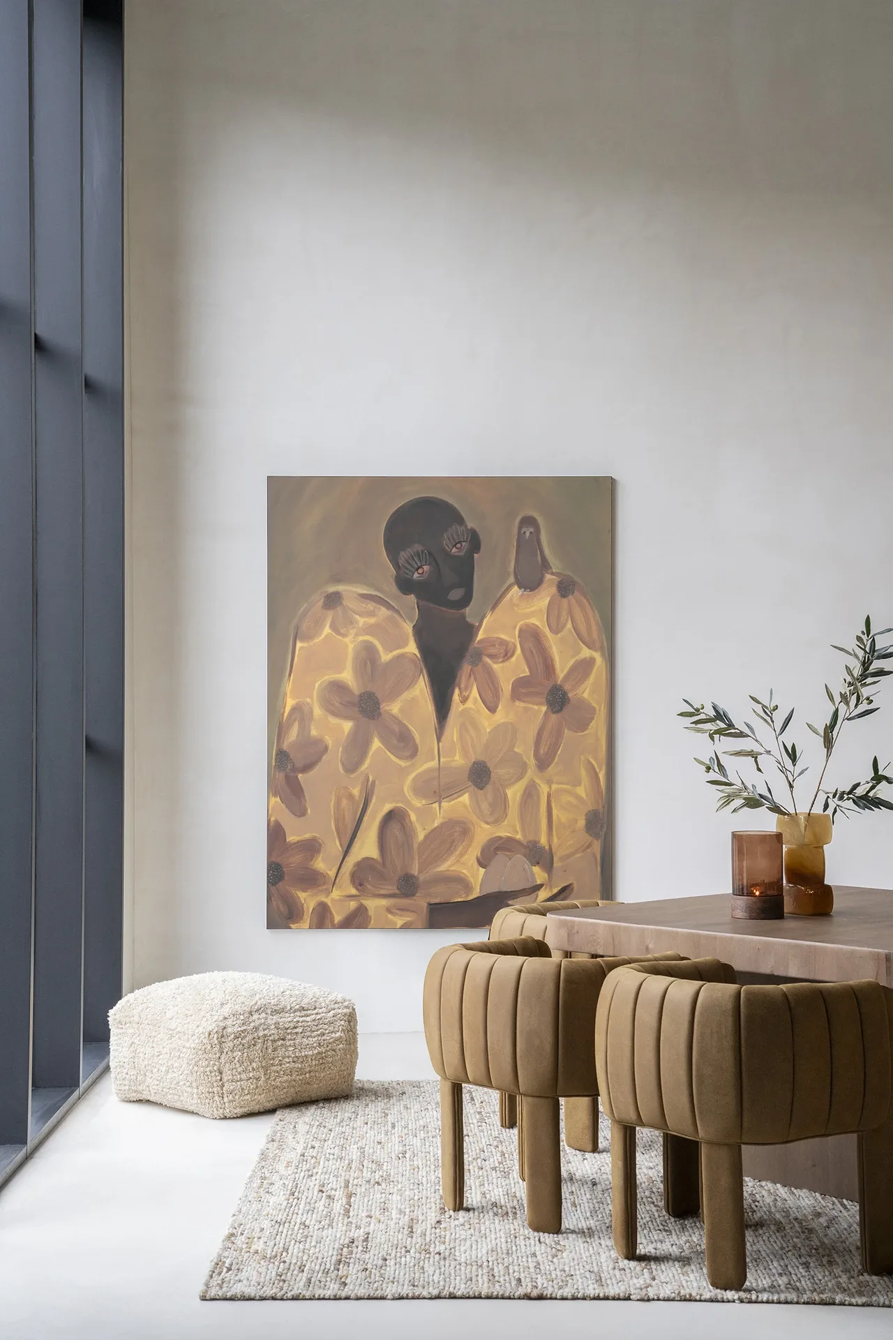 Wandkleed Twins van Urban Cotton hangt aan een lichte muur in een moderne eetkamer