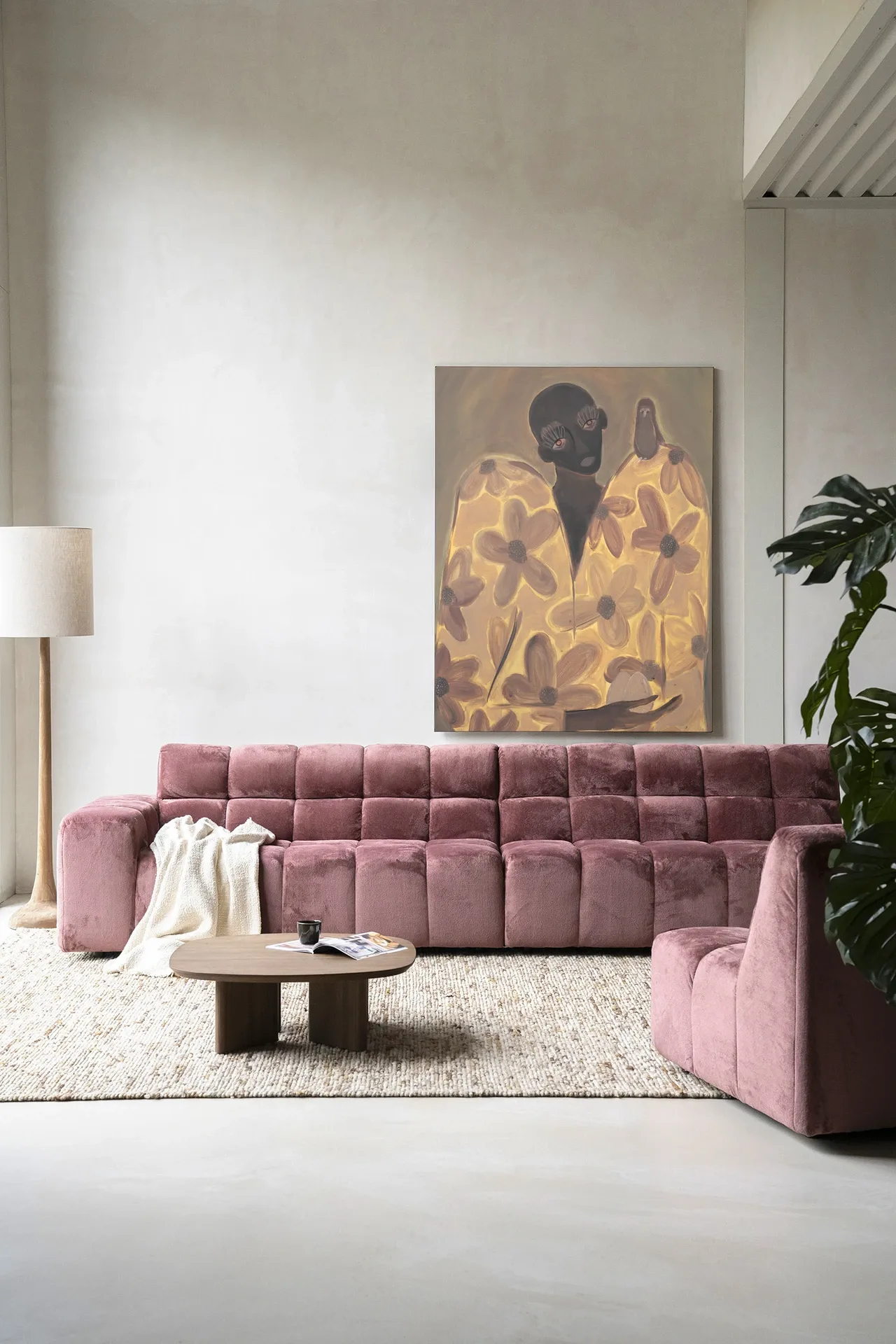 Wandkleed Twins in een moderne woonkamer boven een roze bank met een houten salontafel - Urban Cotton