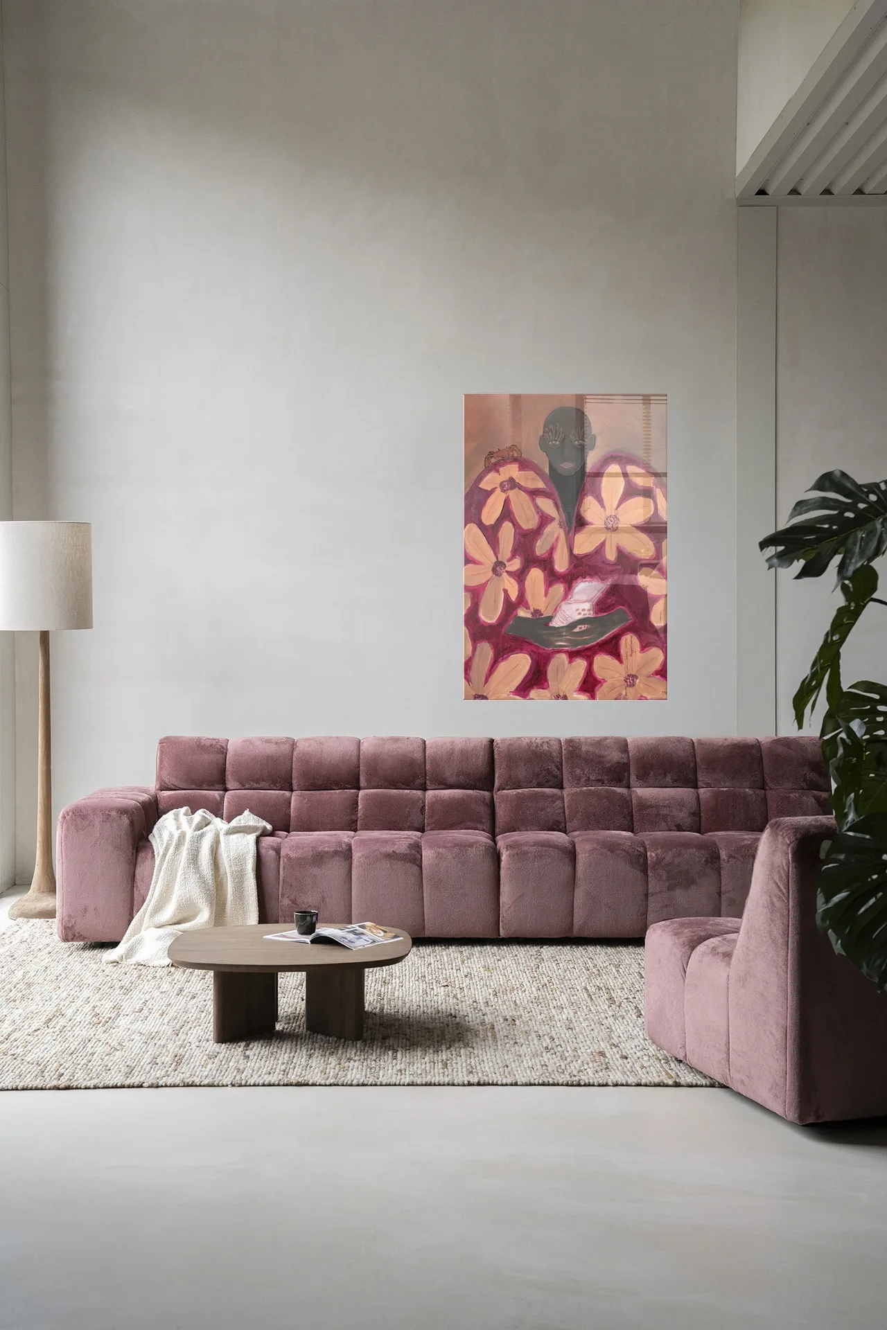 Wandkleed Borrowed Home - Urban Cotton hangt boven een roze bank in een moderne woonkamer