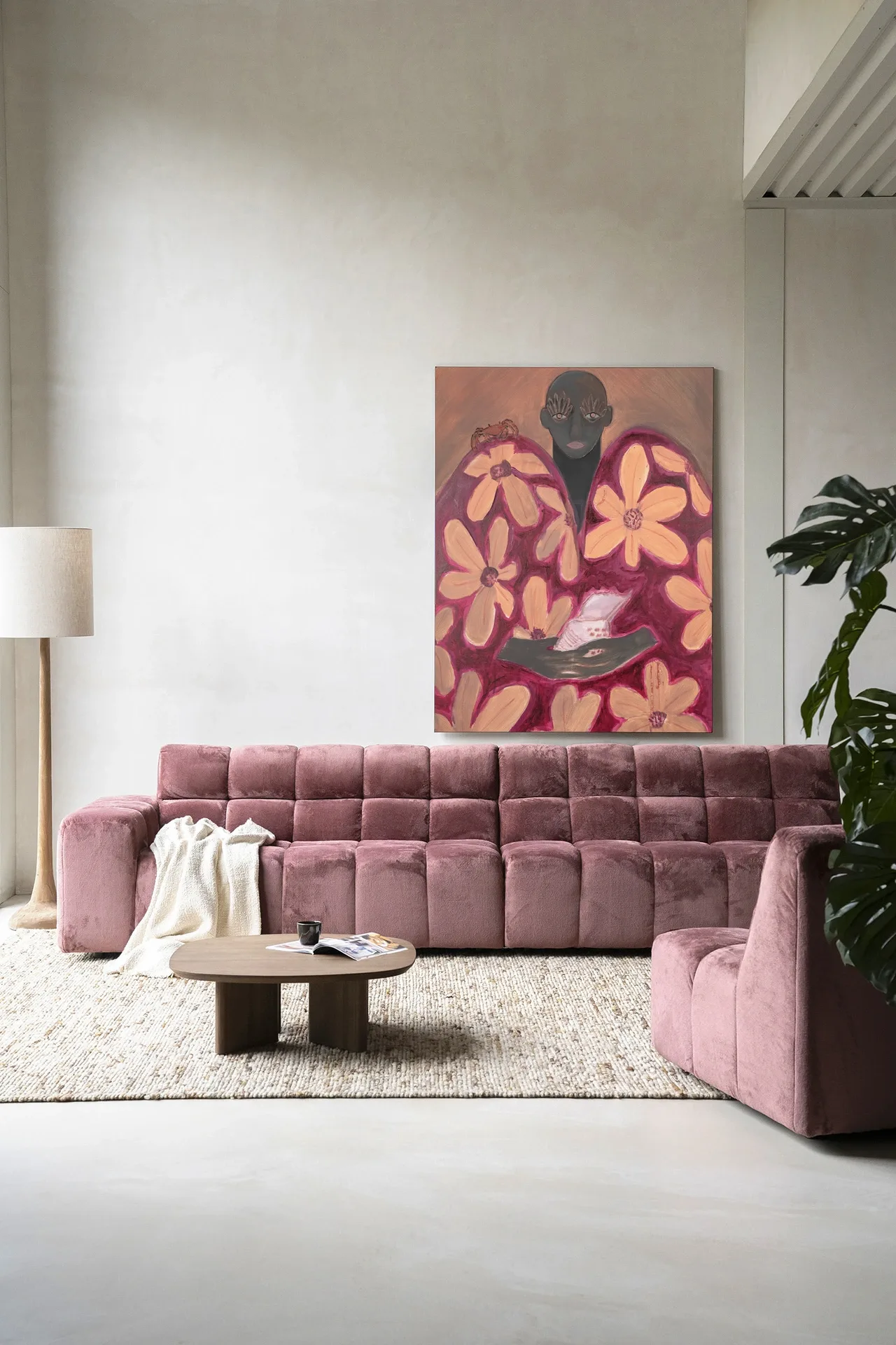 Wandkleed Borrowed Home - Urban Cotton hangend boven een roze bank in een moderne woonkamer