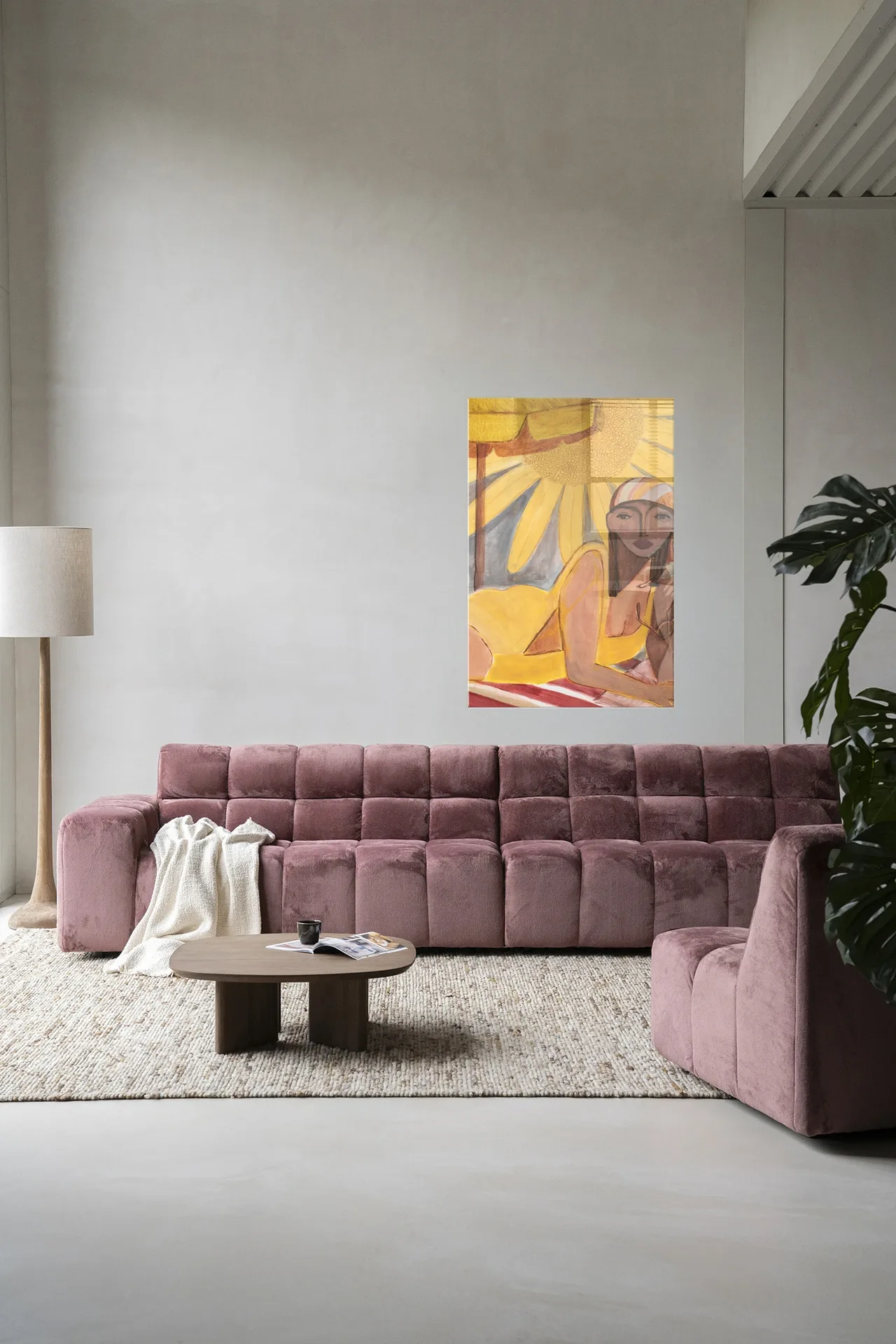 Wandkleed Sunflower Sun - Urban Cotton hangend boven een roze bank in een moderne woonkamer